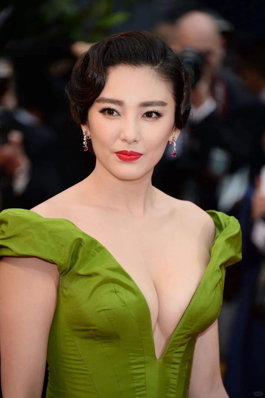 张雨绮红毯未修原图～