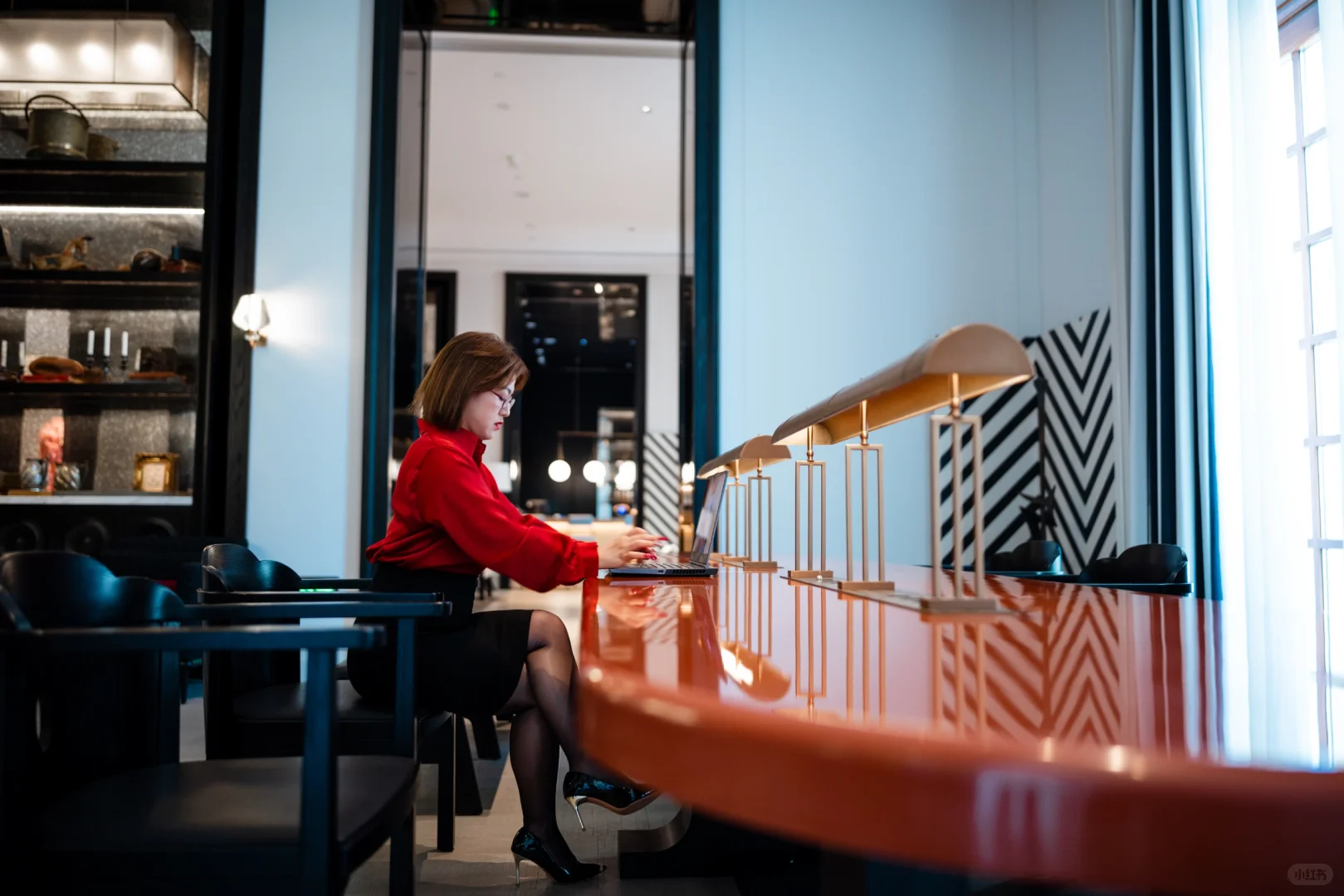 ??从律師到絲襪博主——我的延迟叛逆