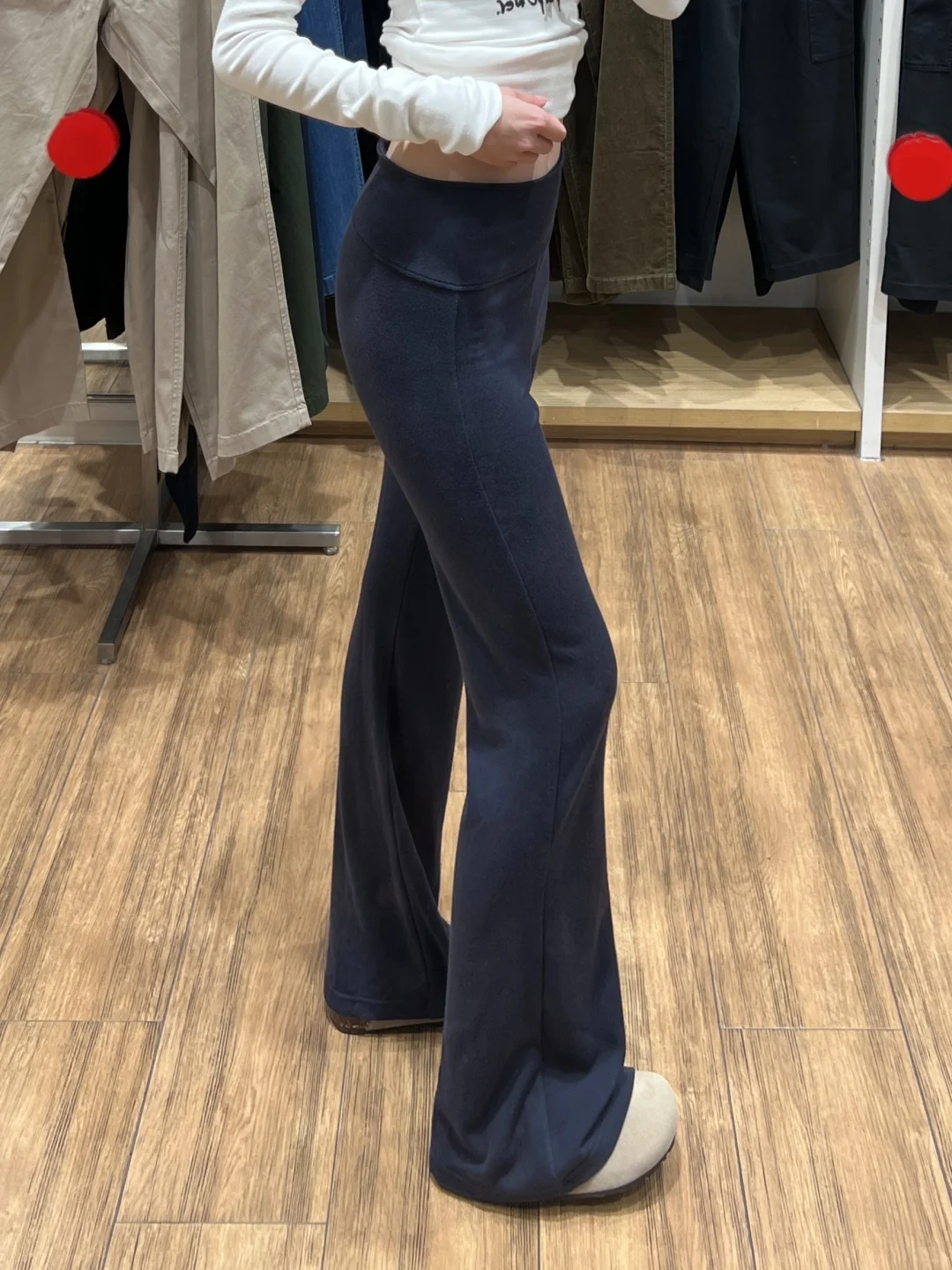 啊啊啊真的好显瘦！！爱惨这条藏青微喇裤了！！