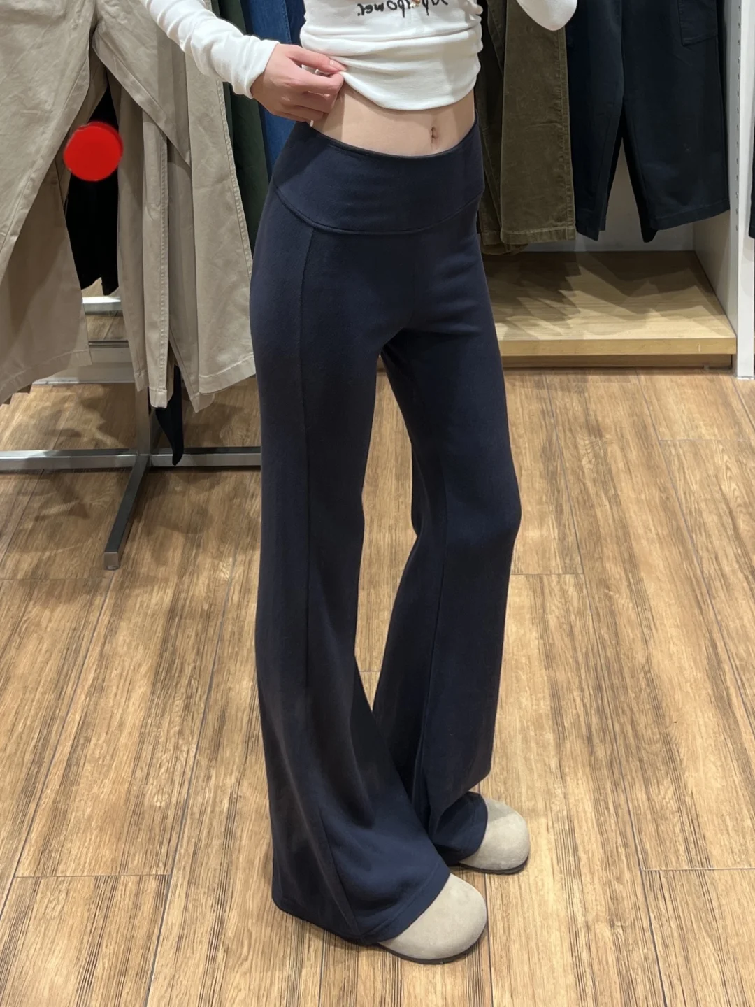 啊啊啊真的好显瘦！！爱惨这条藏青微喇裤了！！