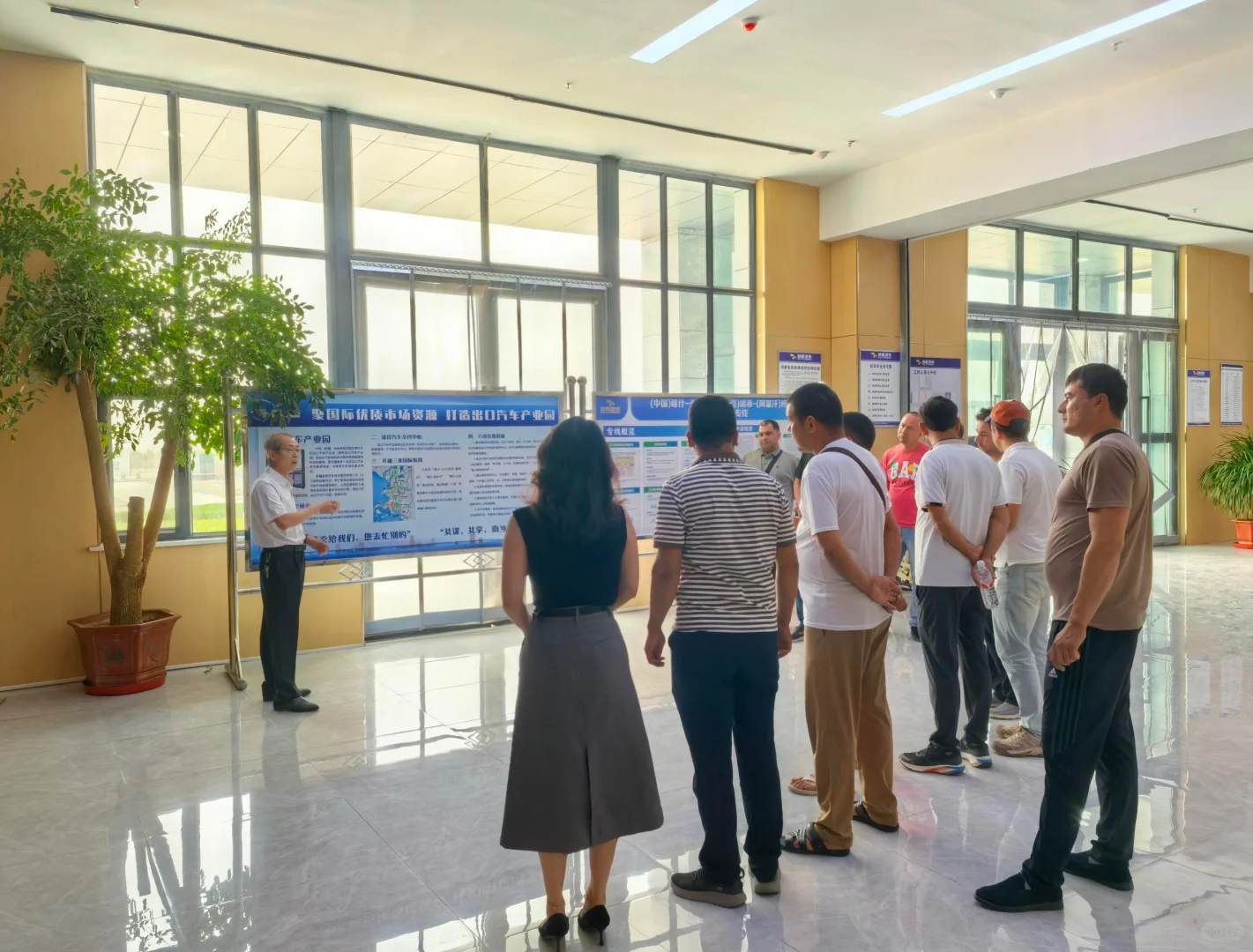 喀交会,姐姐勇闯“男人圈”