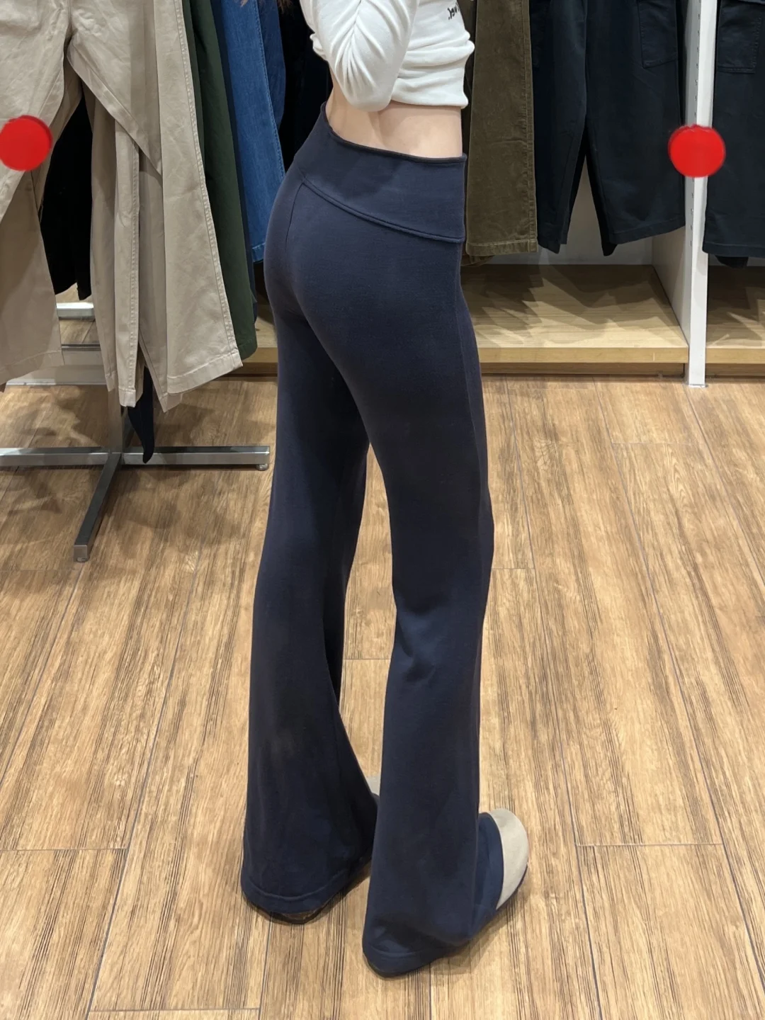 啊啊啊真的好显瘦！！爱惨这条藏青微喇裤了！！