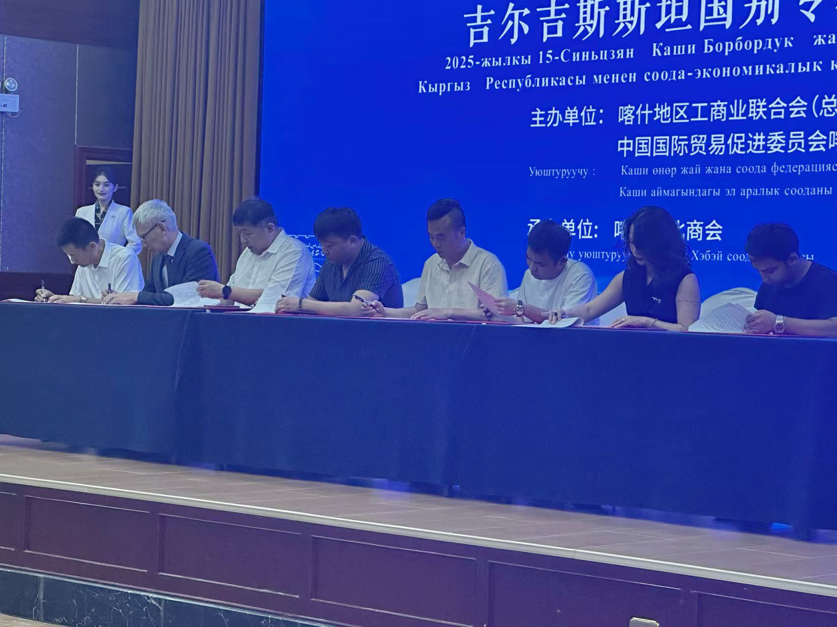 喀交会,姐姐勇闯“男人圈”