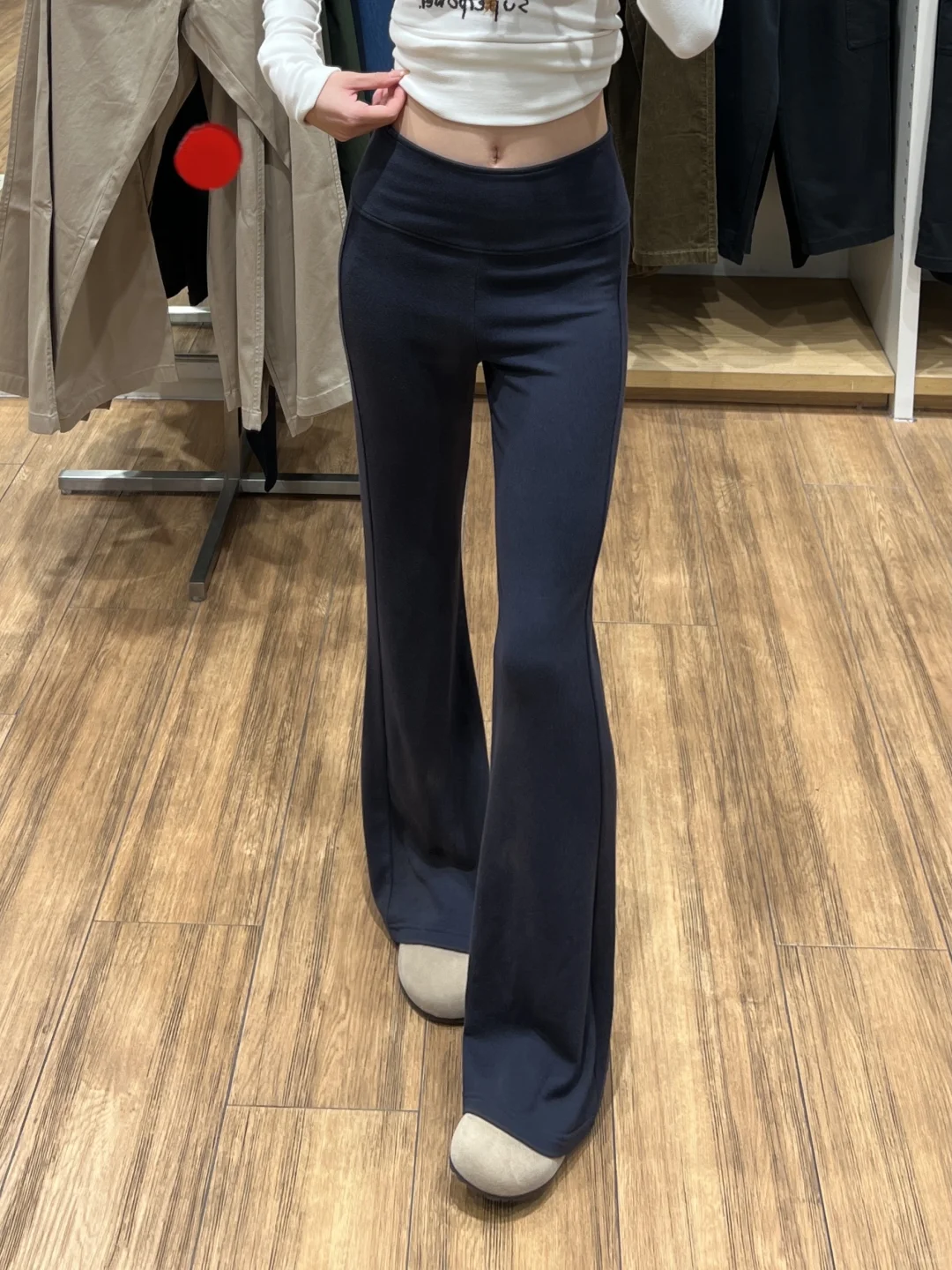 啊啊啊真的好显瘦！！爱惨这条藏青微喇裤了！！