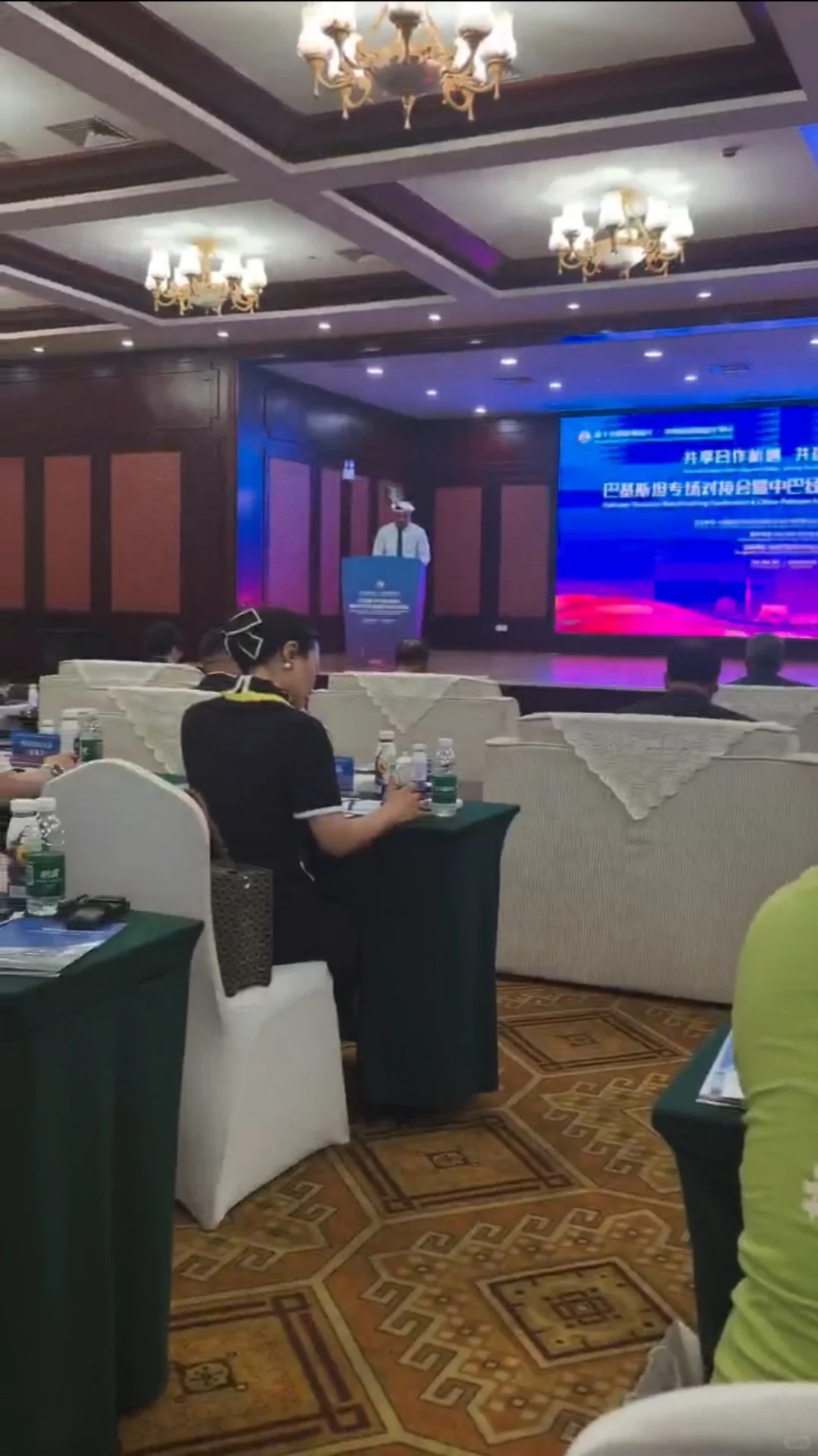 喀交会,姐姐勇闯“男人圈”