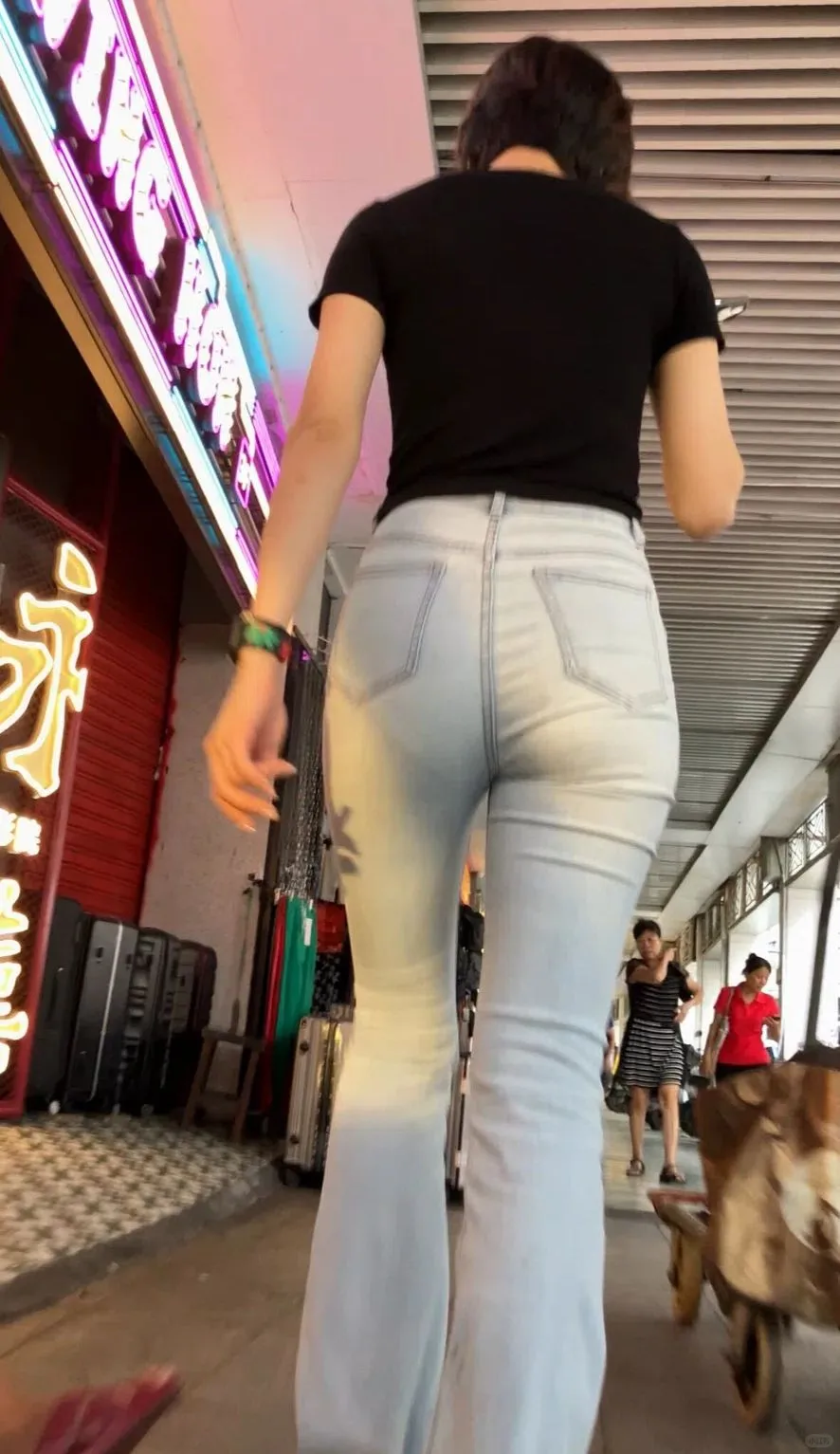 时尚街拍，紧身牛仔裤美女