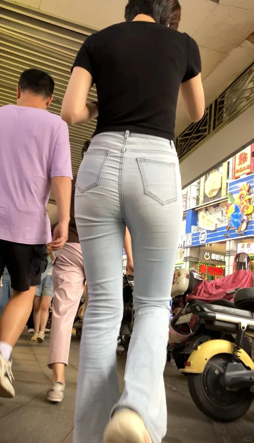 时尚街拍，紧身牛仔裤美女