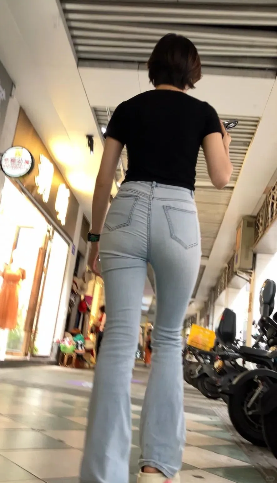 时尚街拍，紧身牛仔裤美女
