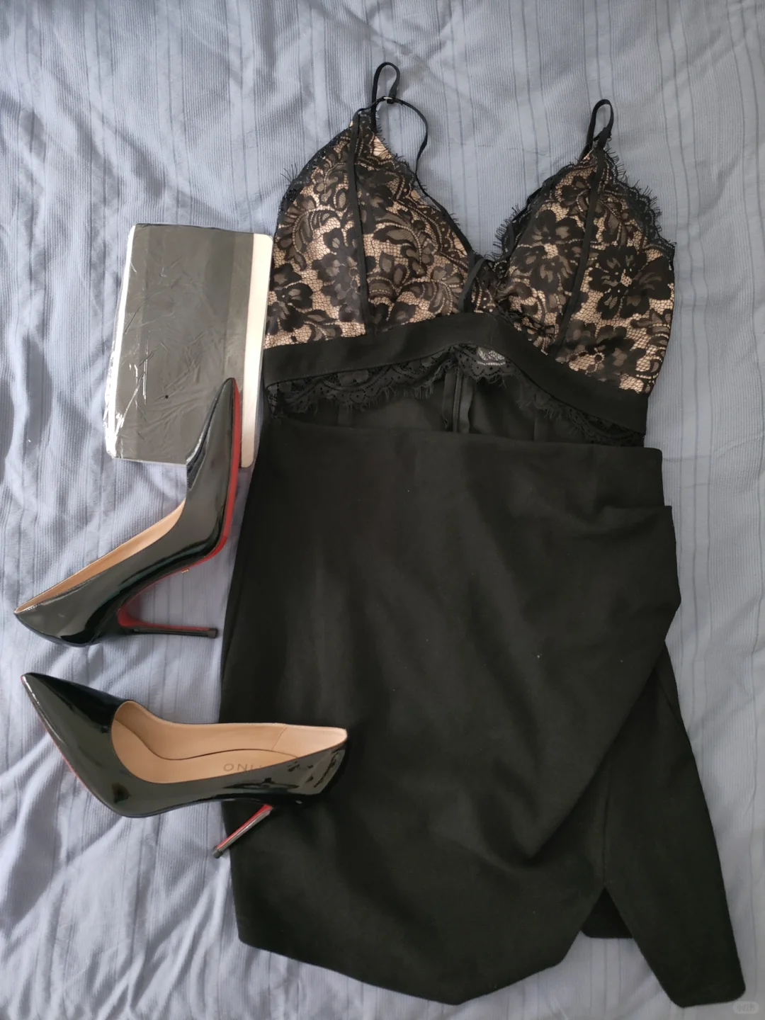 一套衣服，两个妹纸，谁更迷人