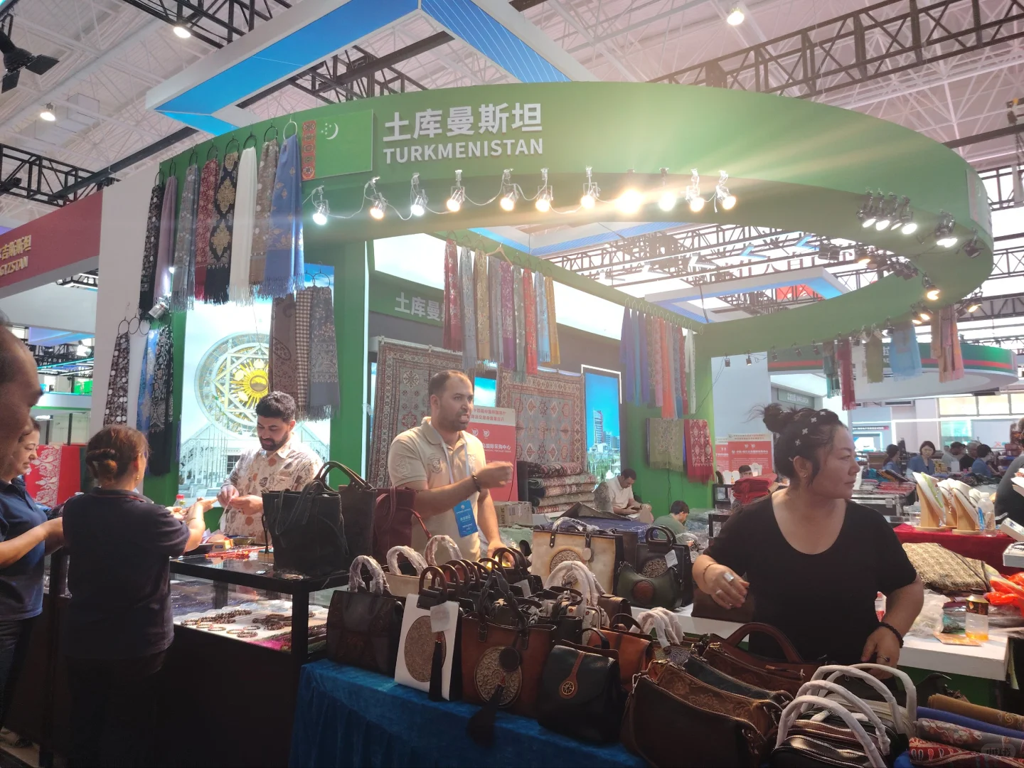 一场喀交会半个月工资没了