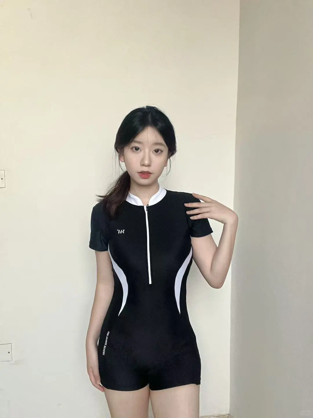 女大学生买的第一件泳衣