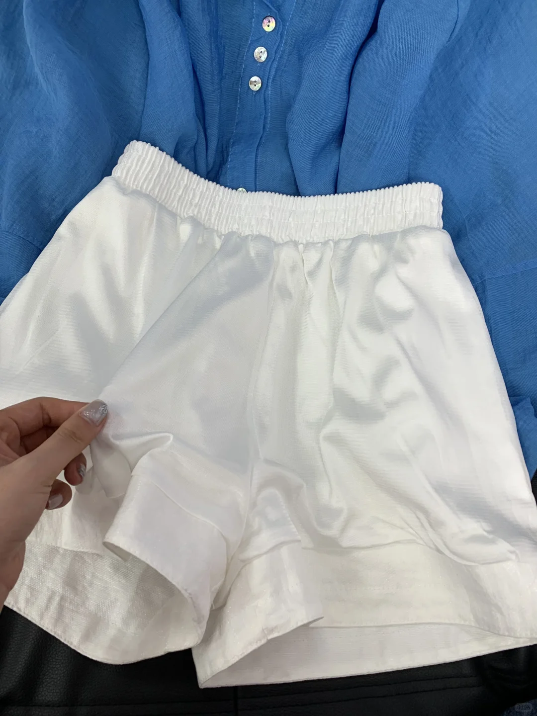超爱我的这条白色短裤！完全不透！