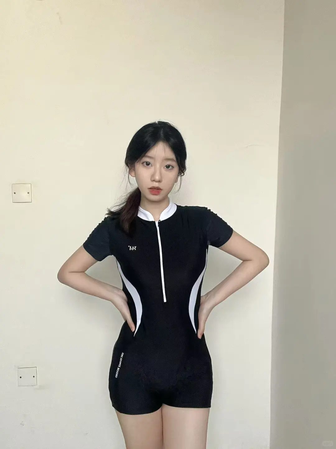 女大学生买的第一件泳衣