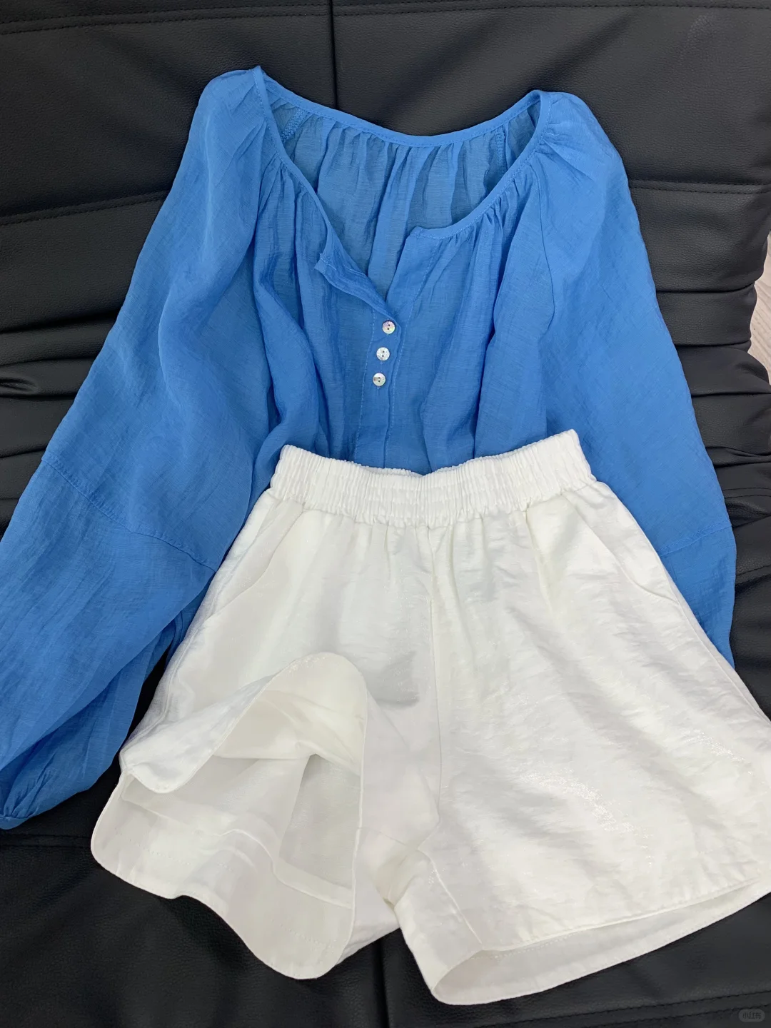 超爱我的这条白色短裤！完全不透！