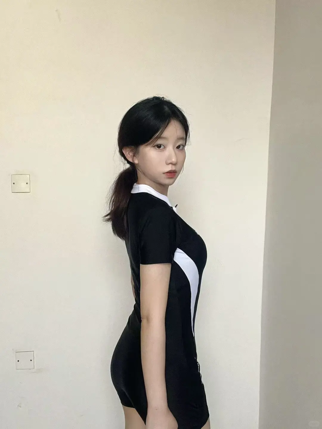 女大学生买的第一件泳衣