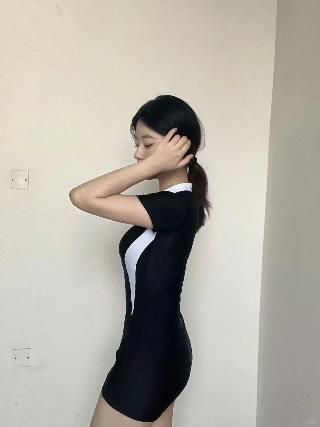 女大学生买的第一件泳衣