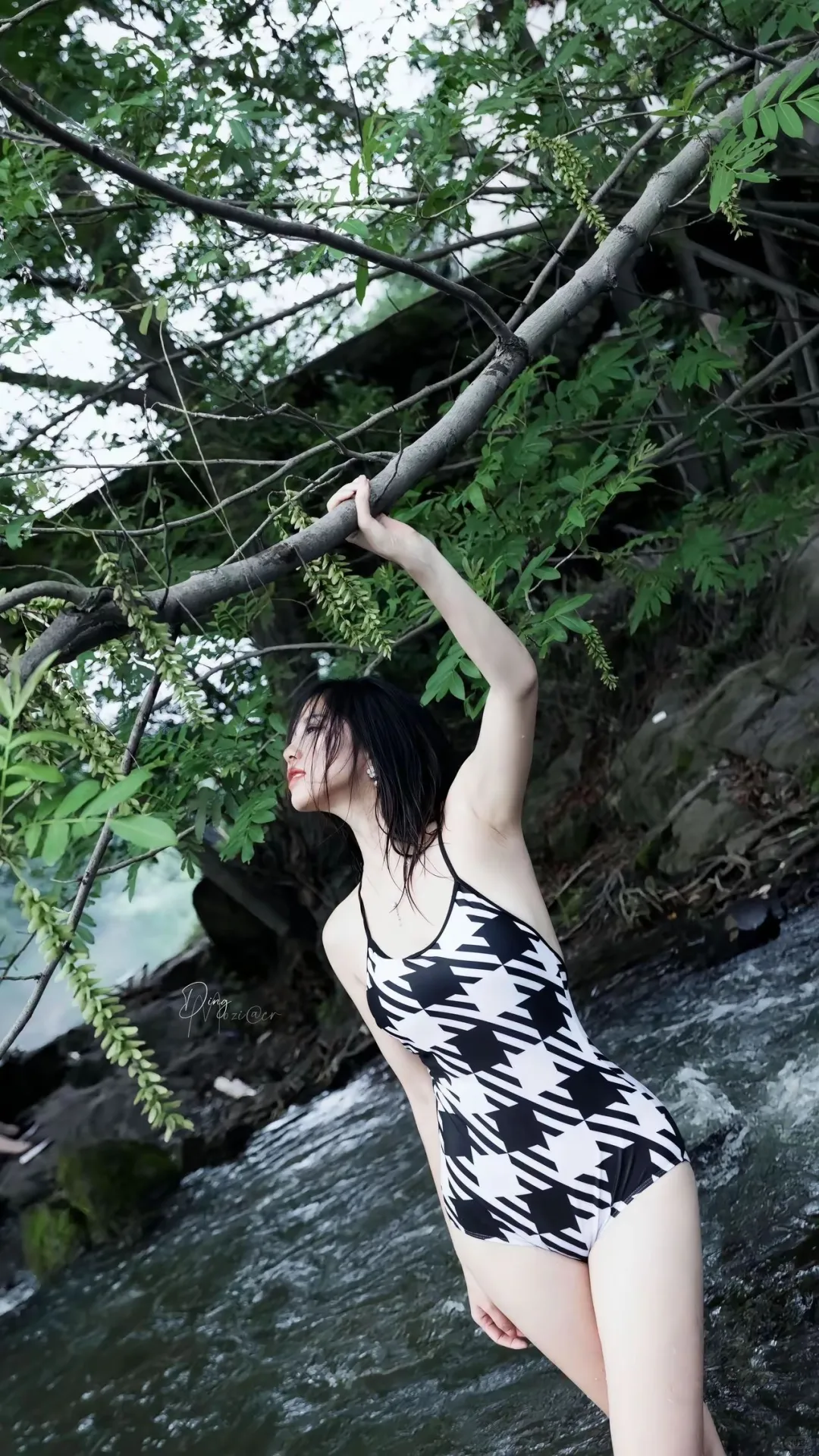 溪水旁的格纹泳衣，谁穿谁好看！