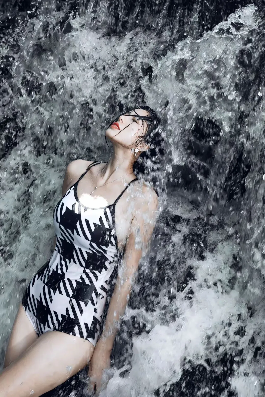 溪水旁的格纹泳衣，谁穿谁好看！