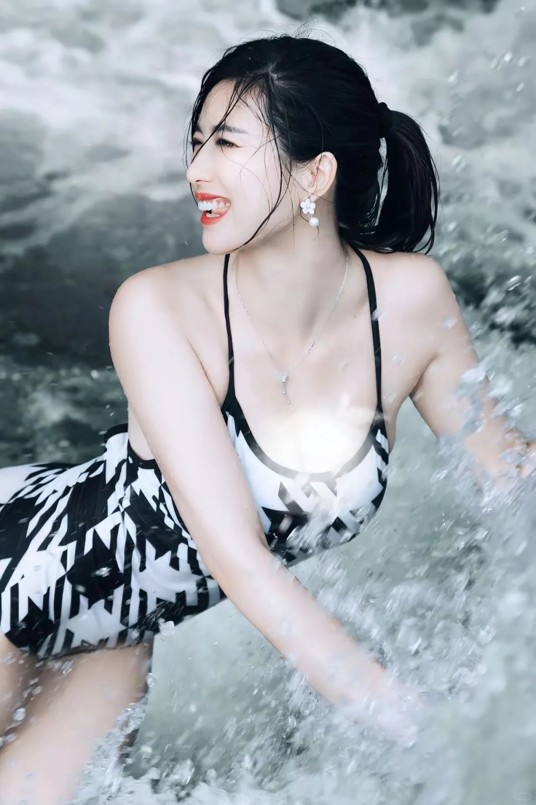 溪水旁的格纹泳衣，谁穿谁好看！