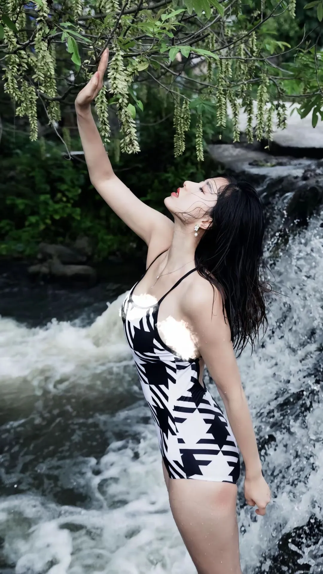 溪水旁的格纹泳衣，谁穿谁好看！