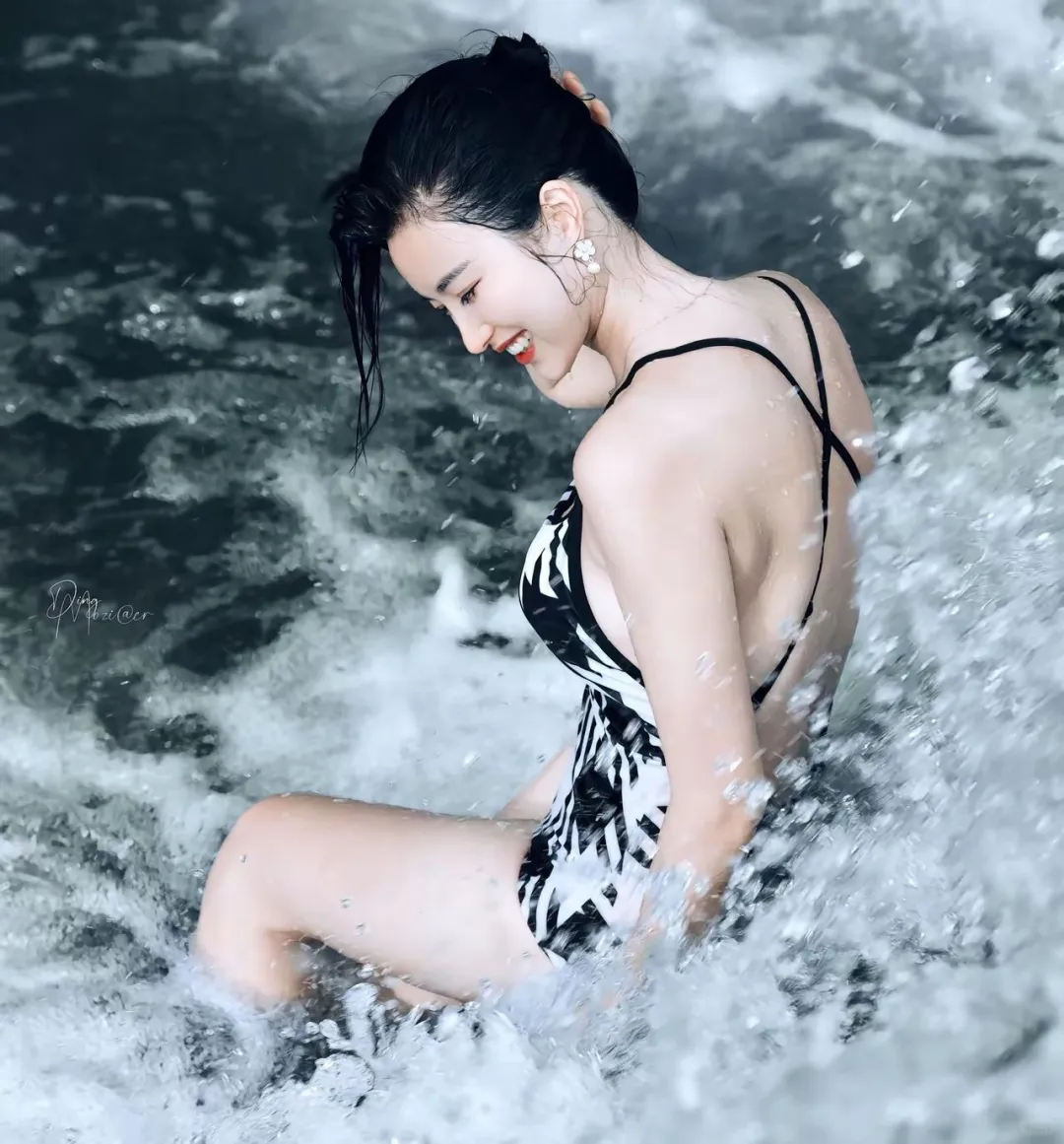 溪水旁的格纹泳衣，谁穿谁好看！