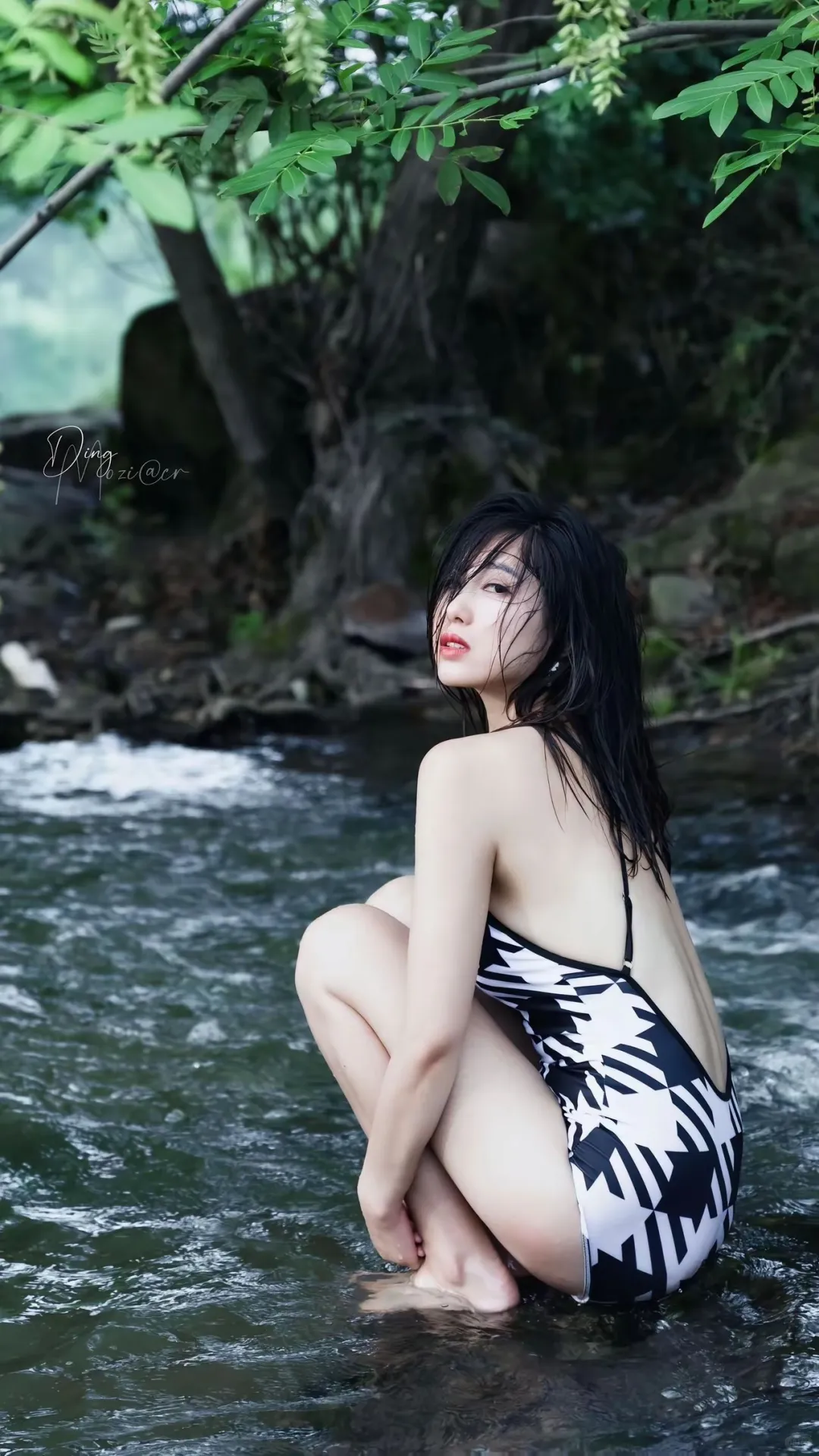 溪水旁的格纹泳衣，谁穿谁好看！