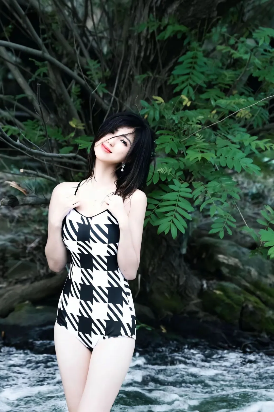 溪水旁的格纹泳衣，谁穿谁好看！