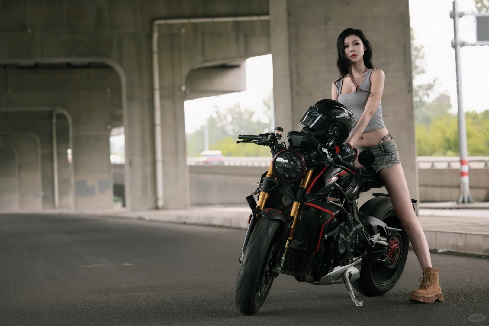 危险or诱惑？夜拍机车辣妹