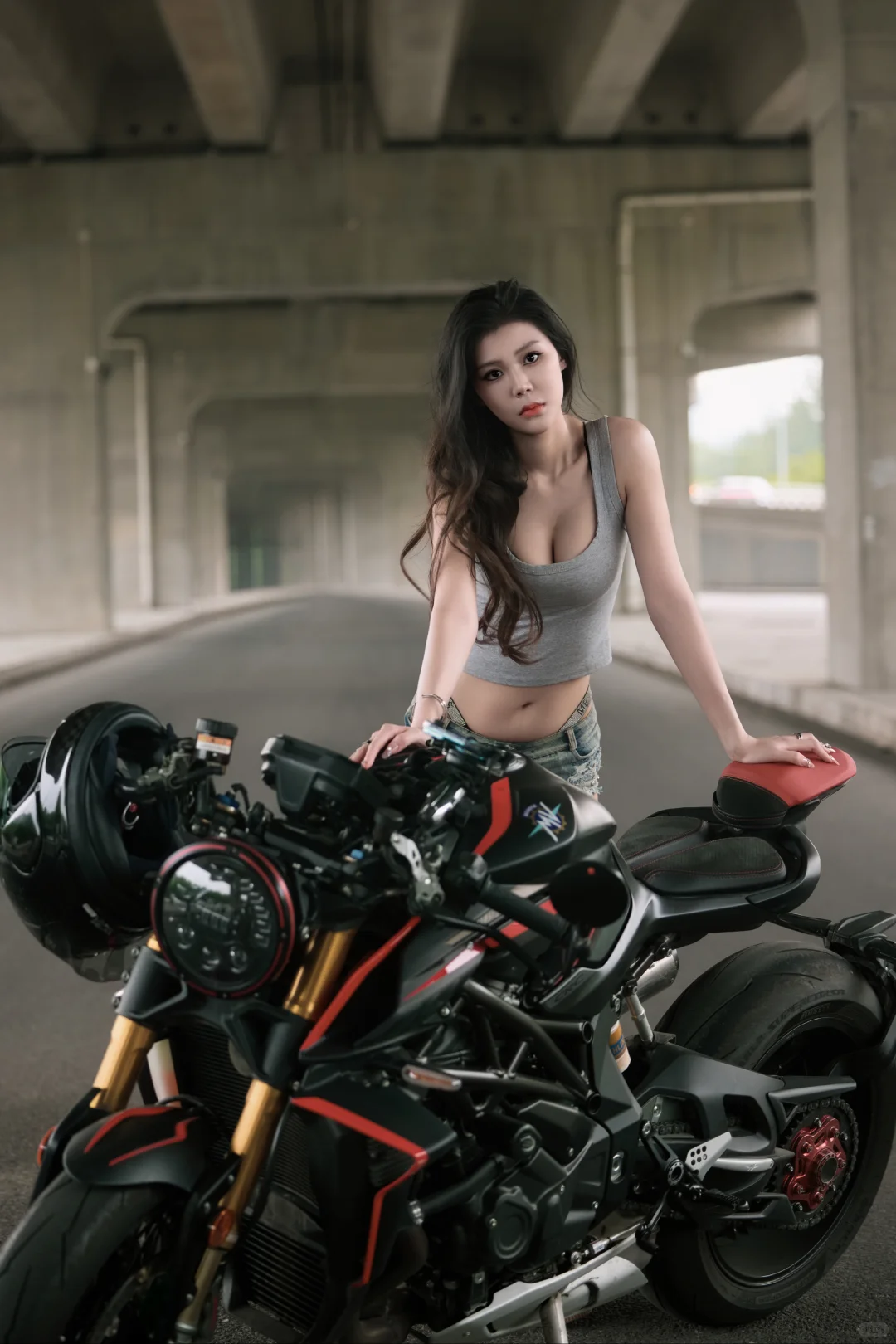 危险or诱惑？夜拍机车辣妹