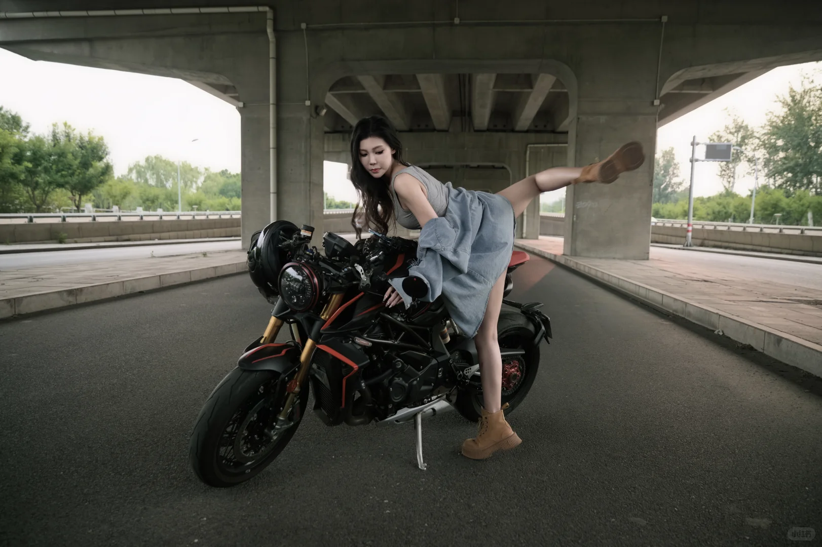 危险or诱惑？夜拍机车辣妹