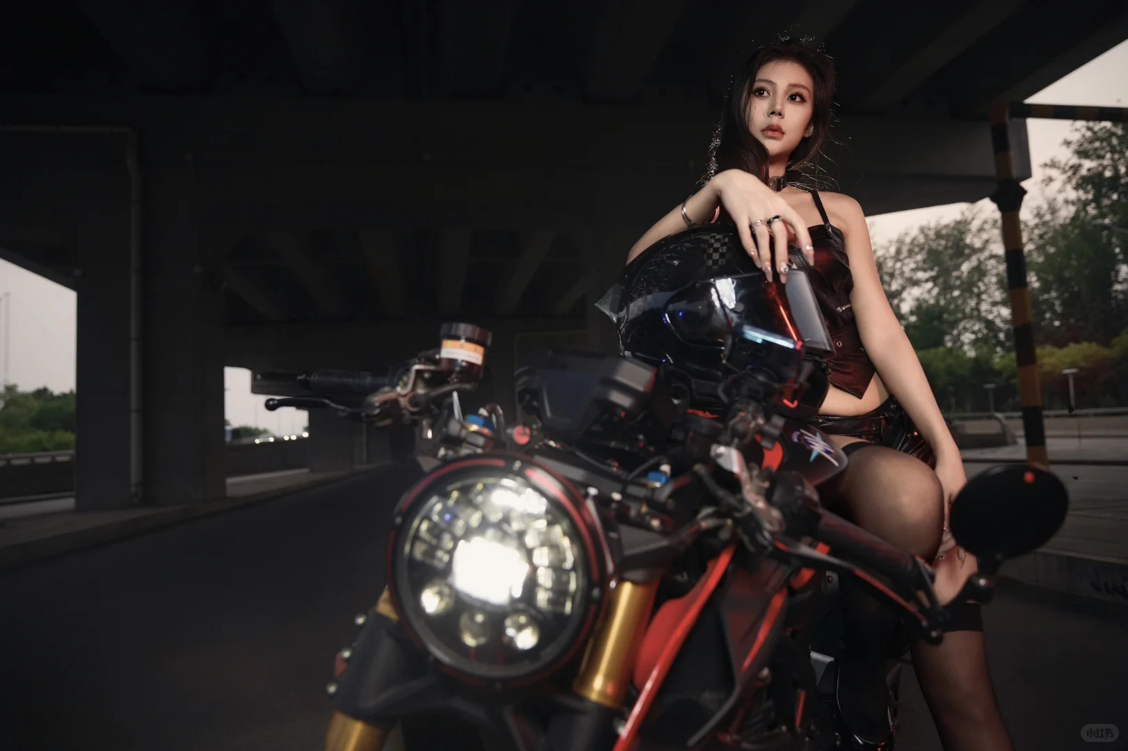 危险or诱惑？夜拍机车辣妹