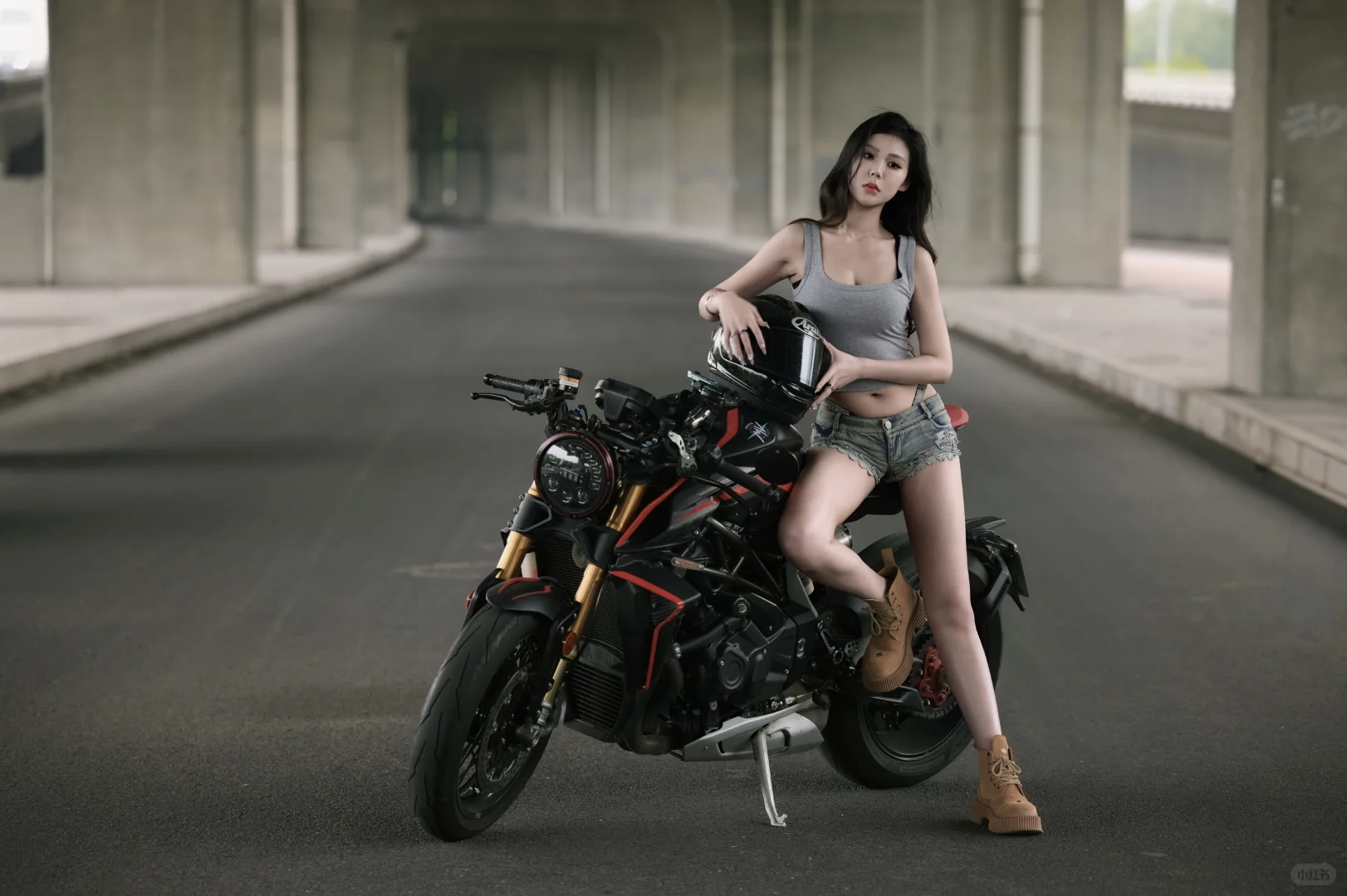 危险or诱惑？夜拍机车辣妹