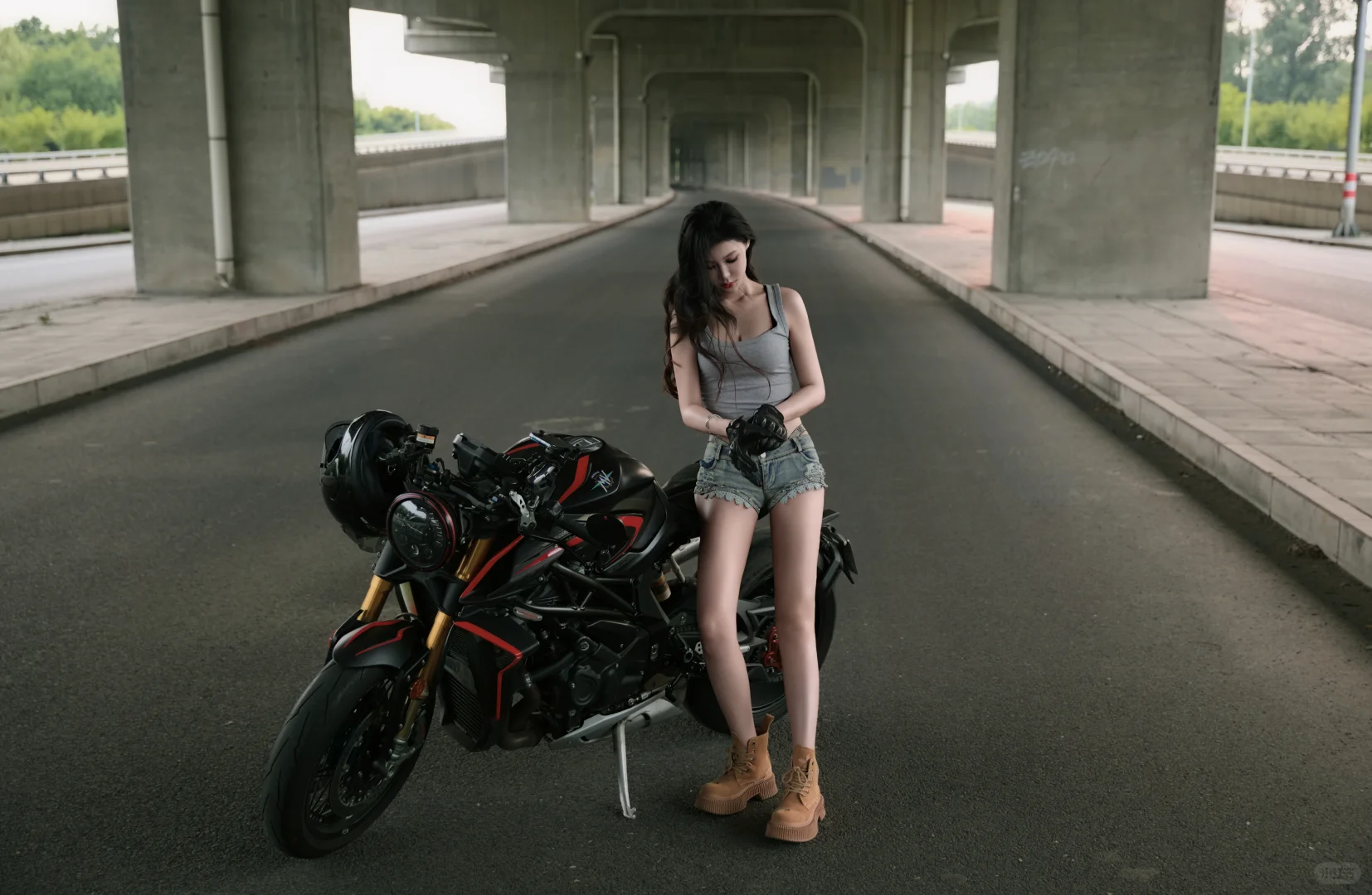 危险or诱惑？夜拍机车辣妹