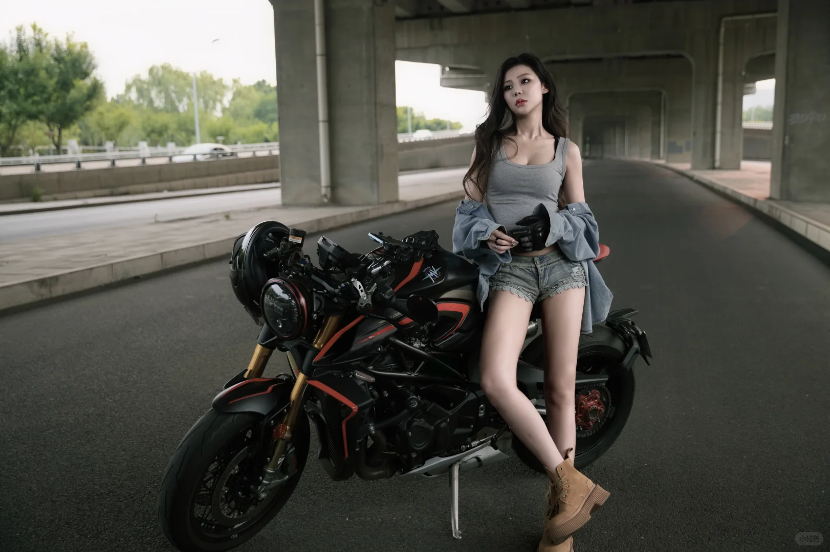 危险or诱惑？夜拍机车辣妹