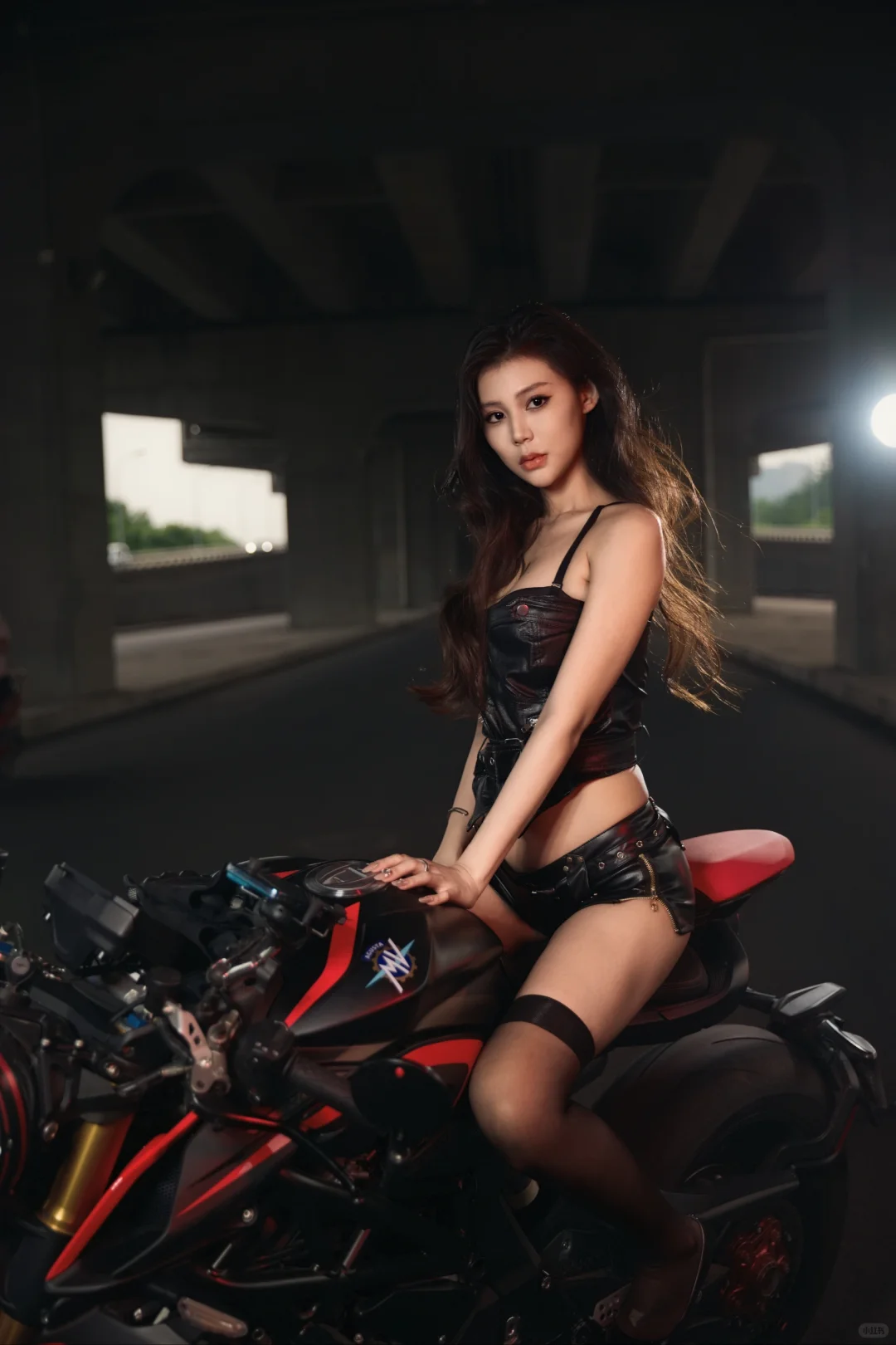 危险or诱惑？夜拍机车辣妹