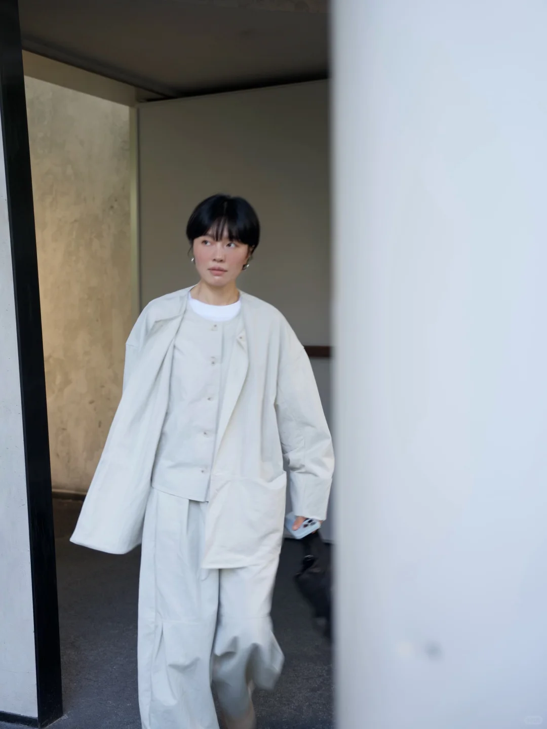 穿衣在前 ，自由在后