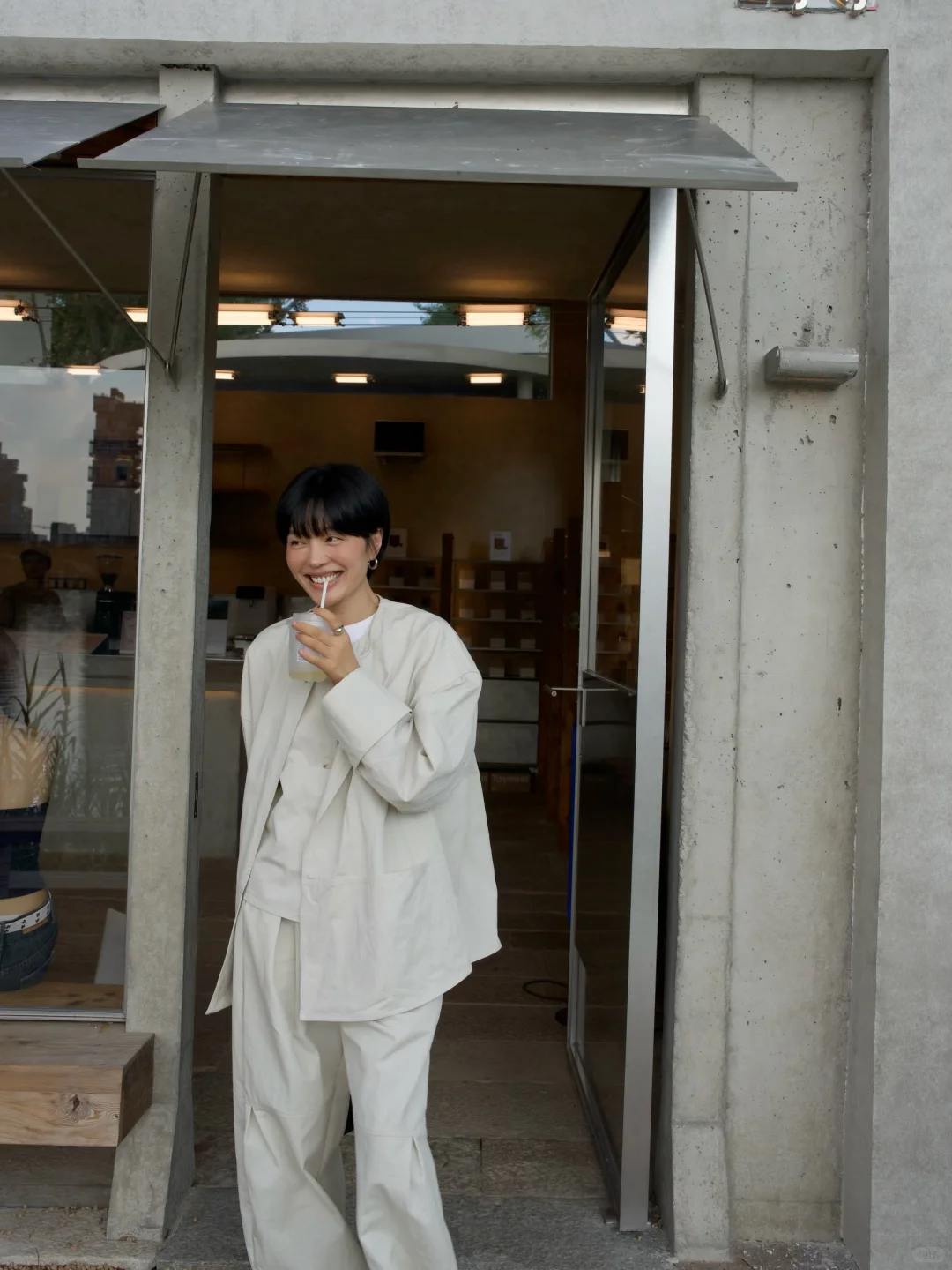 穿衣在前 ，自由在后