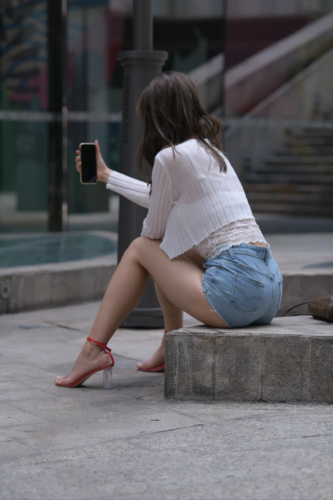 街拍：白色吊带美女