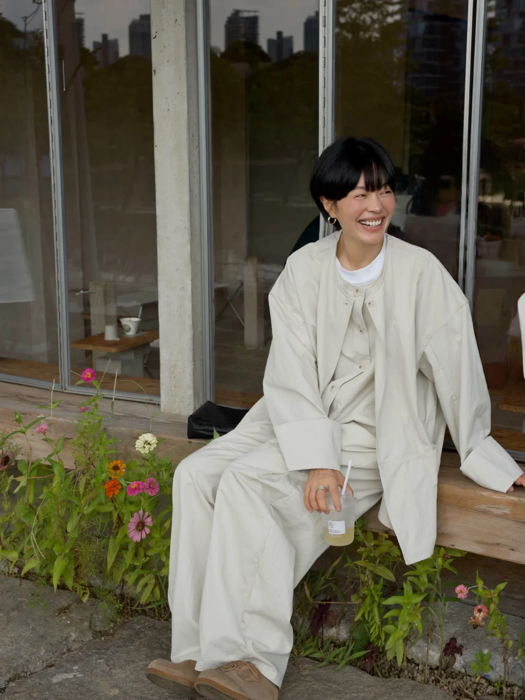 穿衣在前 ，自由在后