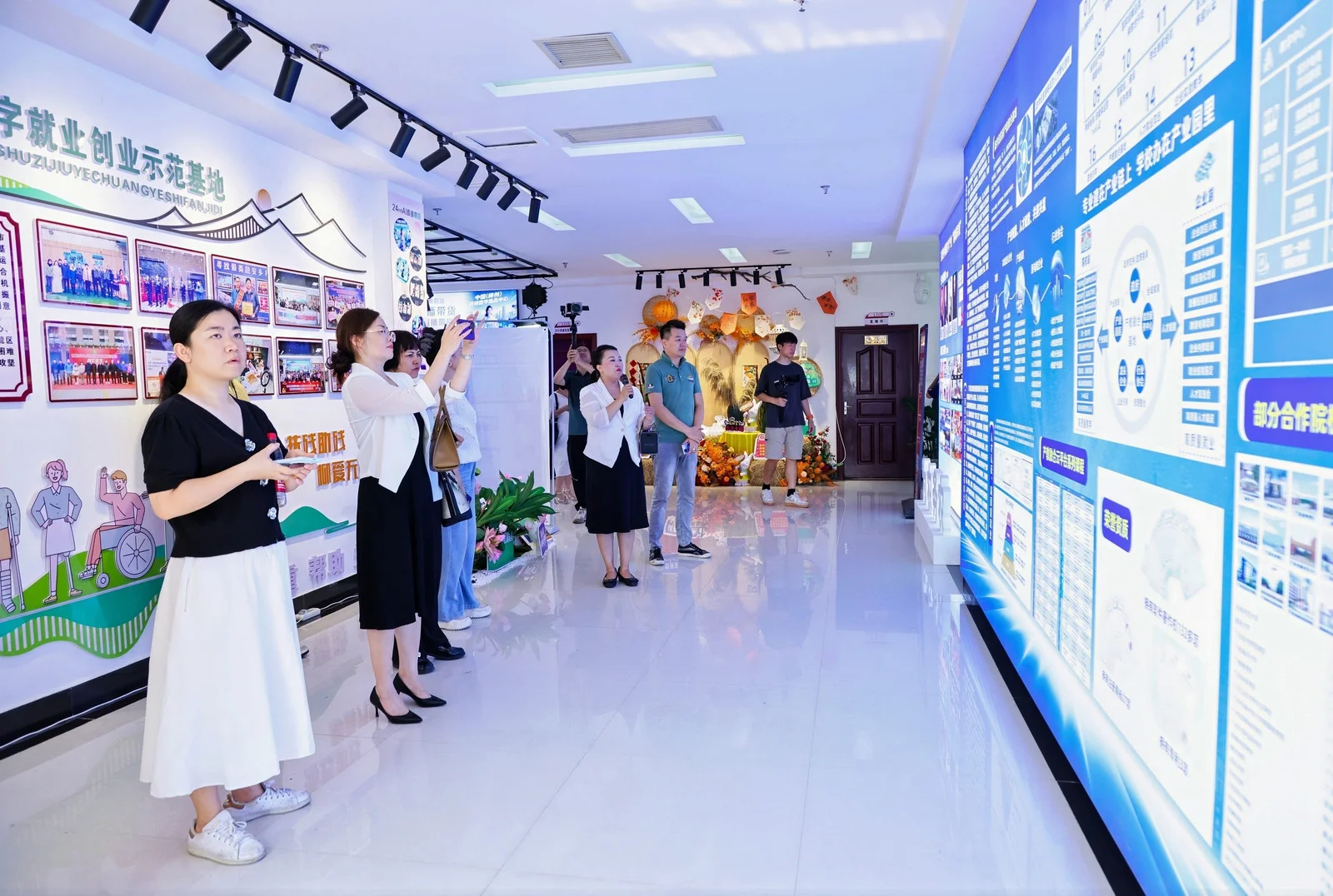 看过来 今天中心真热闹