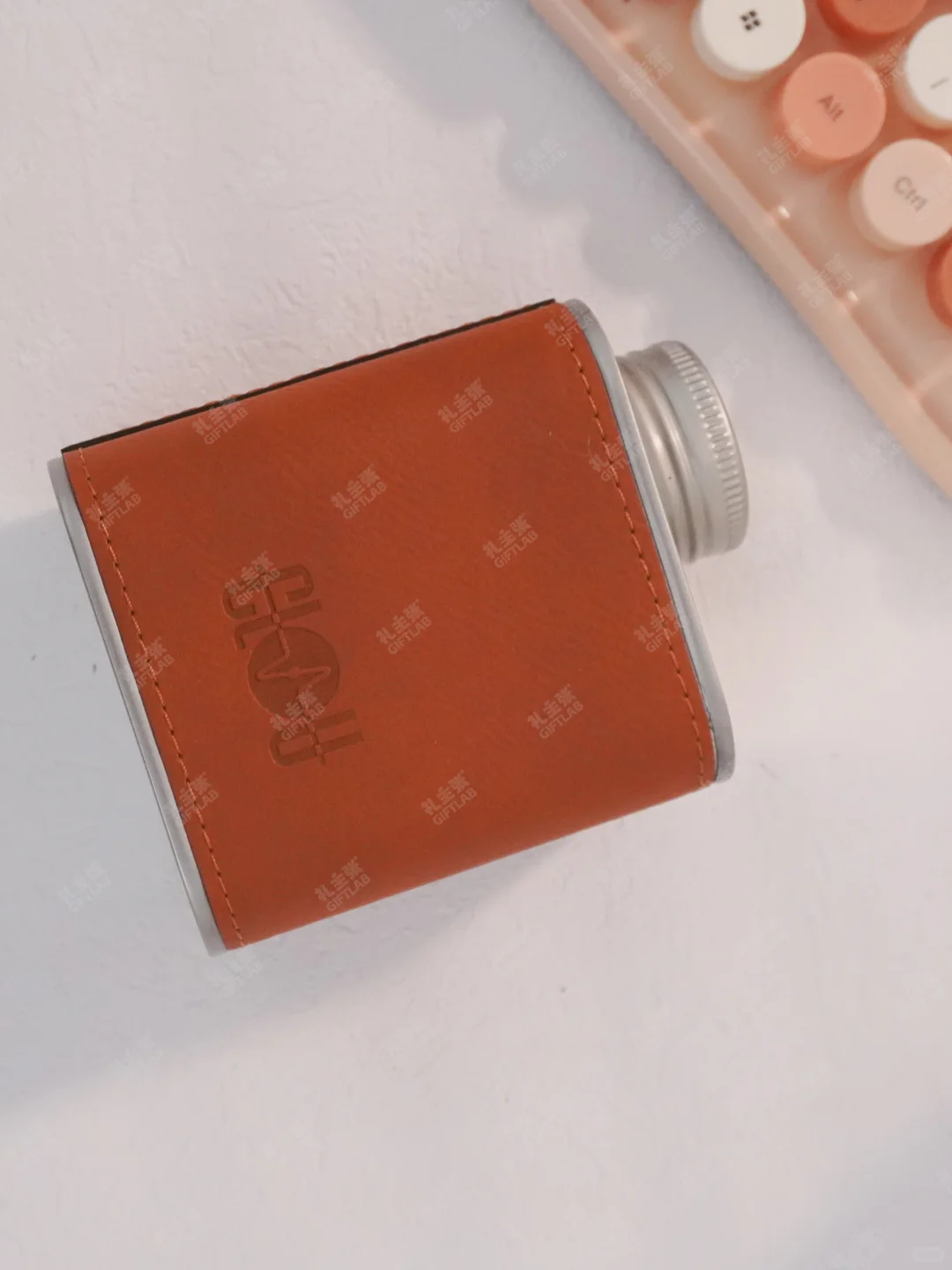 美的新能源海外展会礼，把松弛感装进软木?