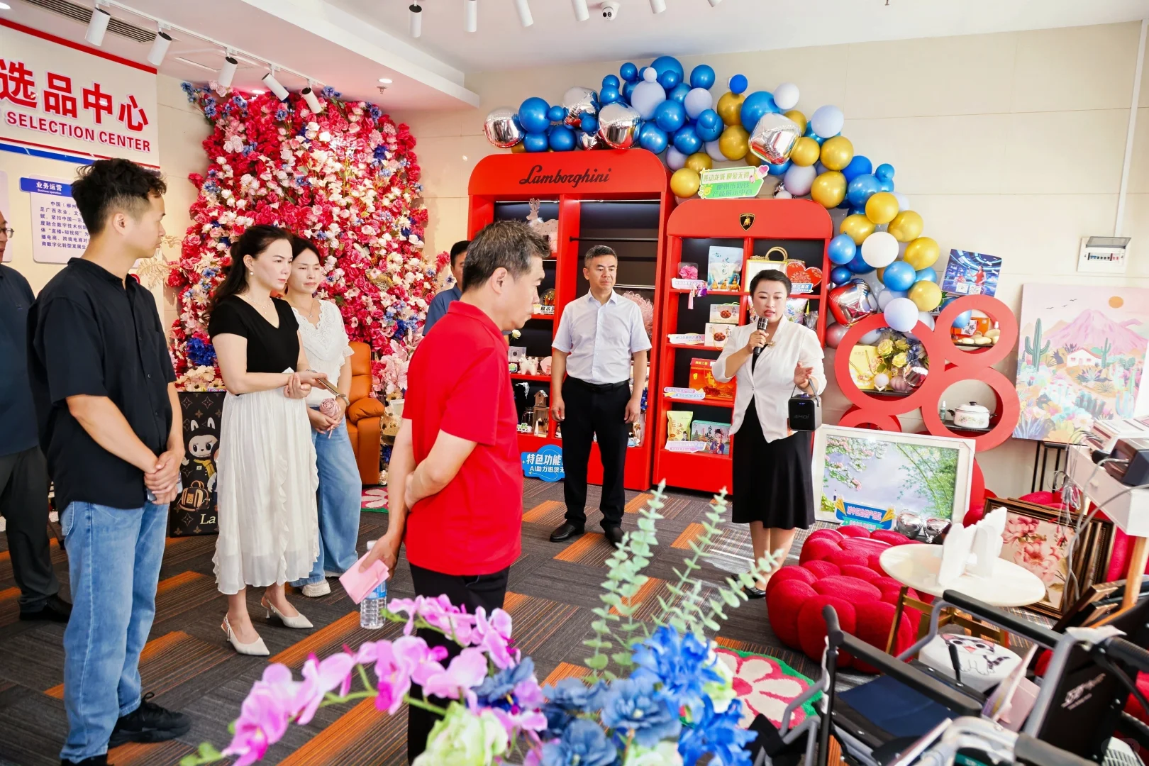 看过来 今天中心真热闹