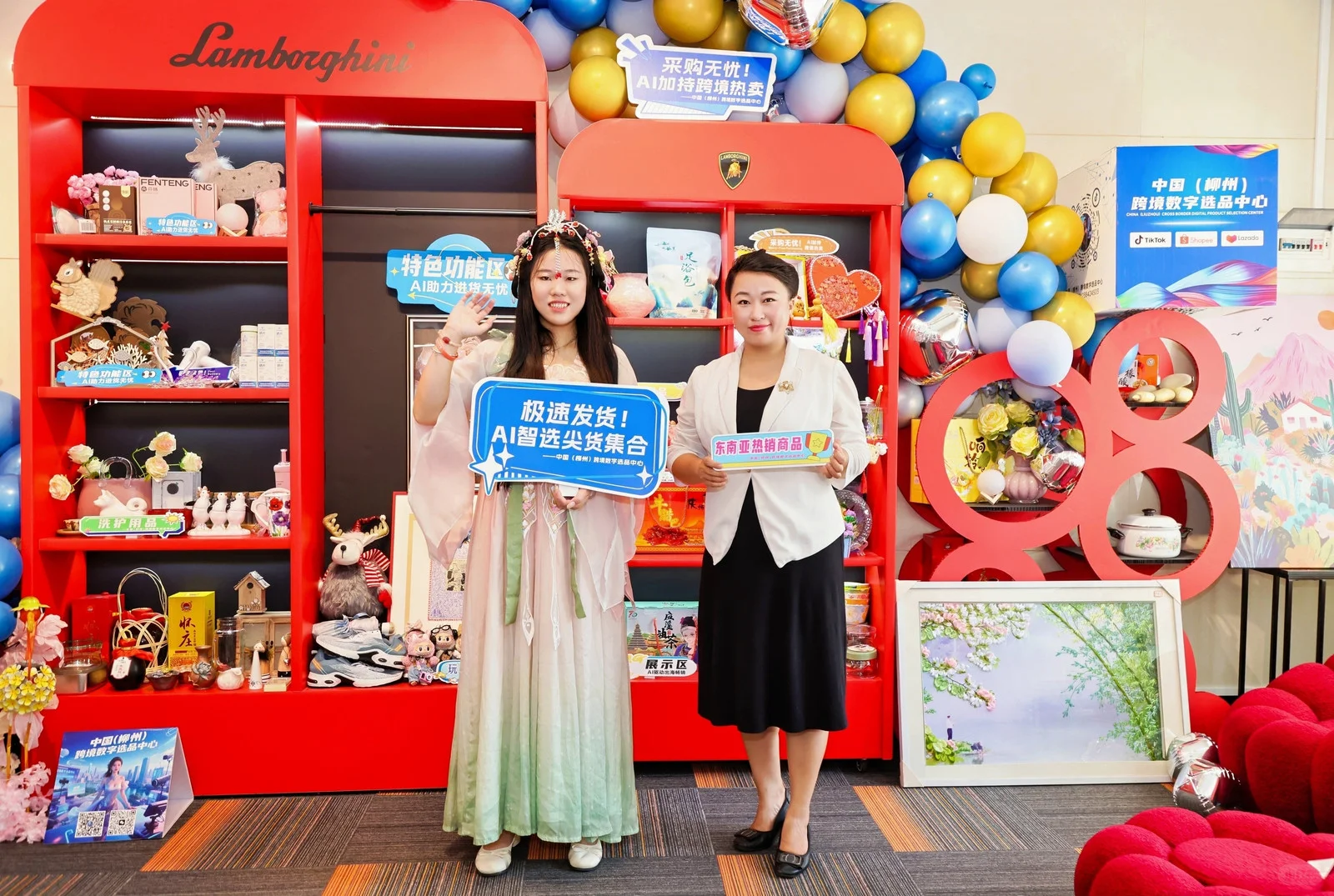 看过来 今天中心真热闹