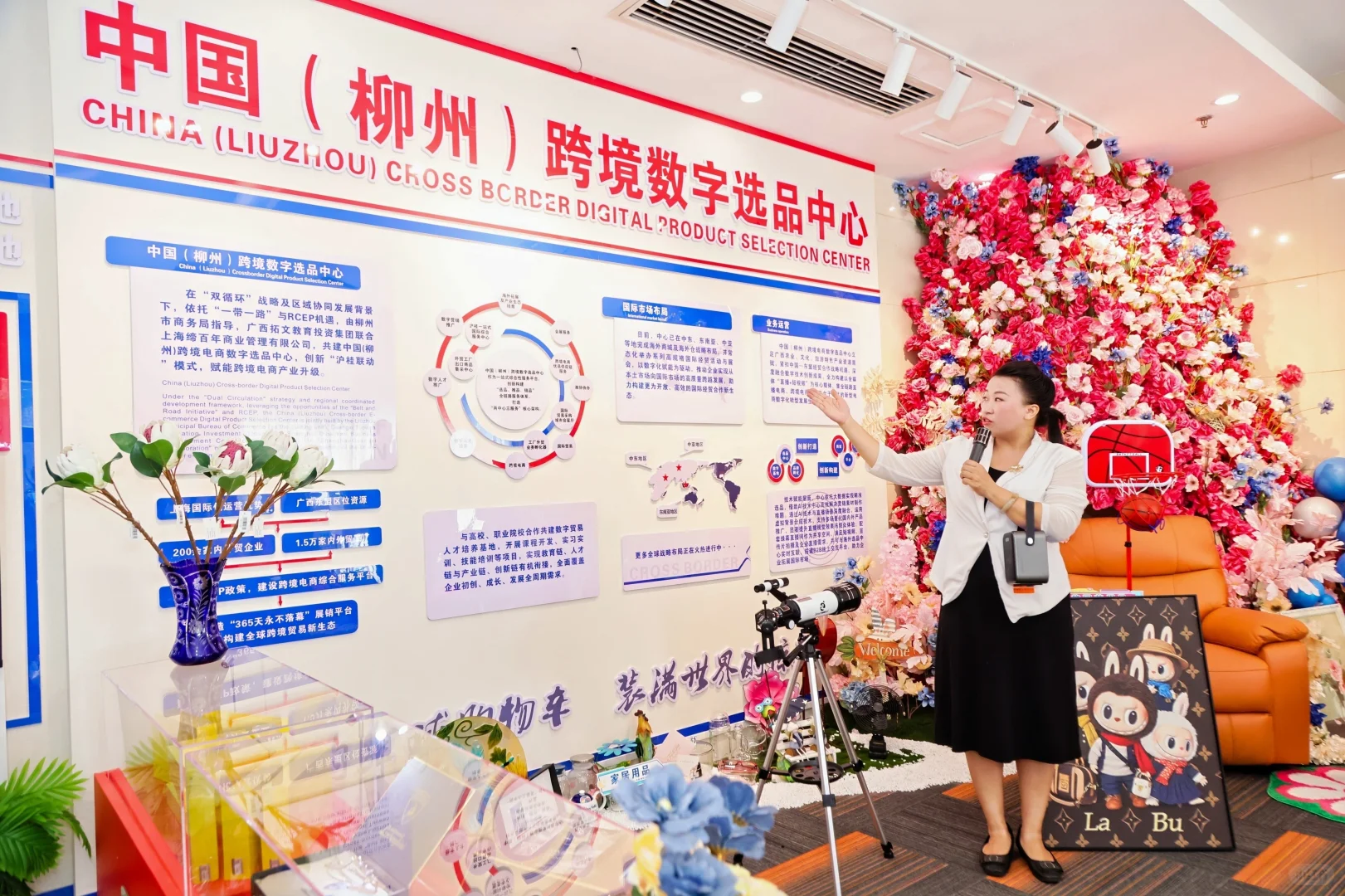 看过来 今天中心真热闹