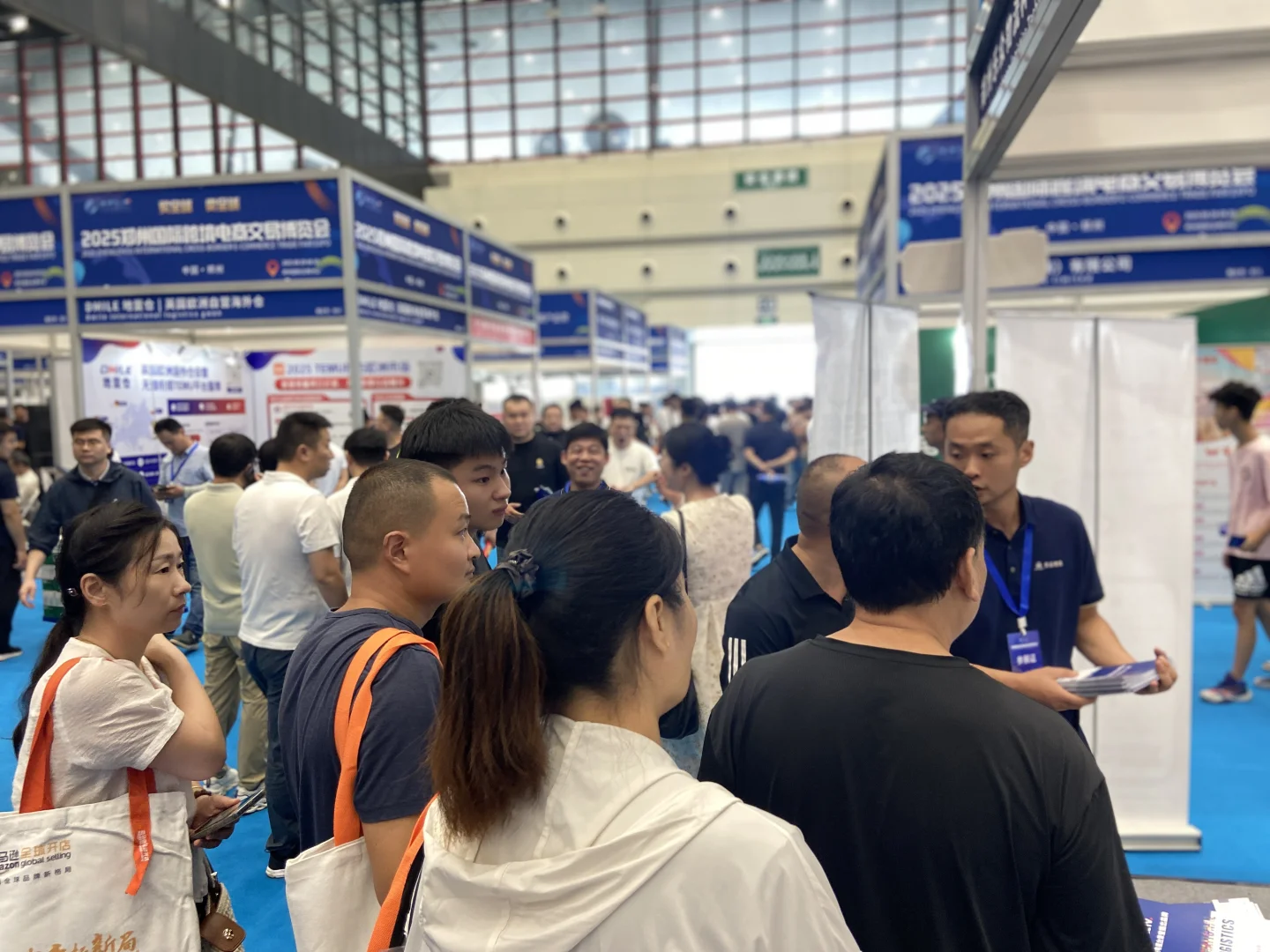 郑州跨交会现场！快来领取精美礼品吧！！