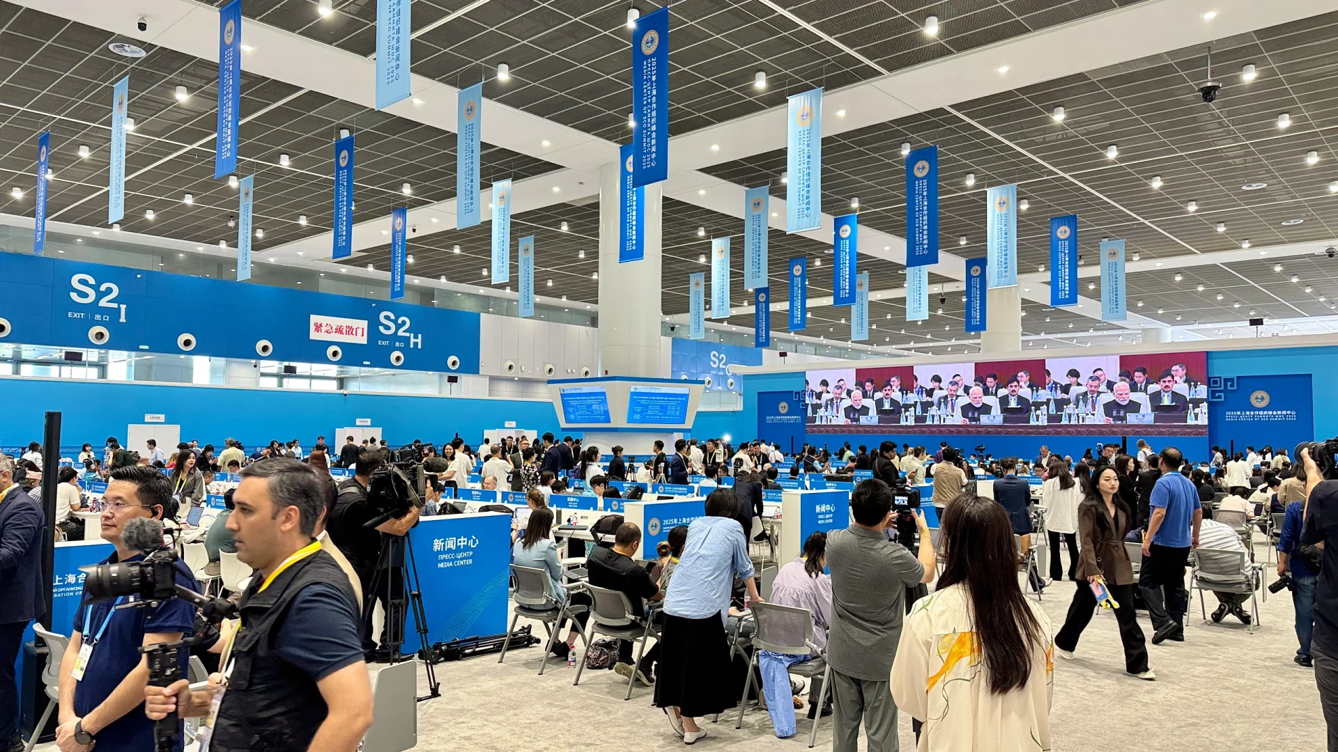 上合峰会?穿粉西装那个女主持