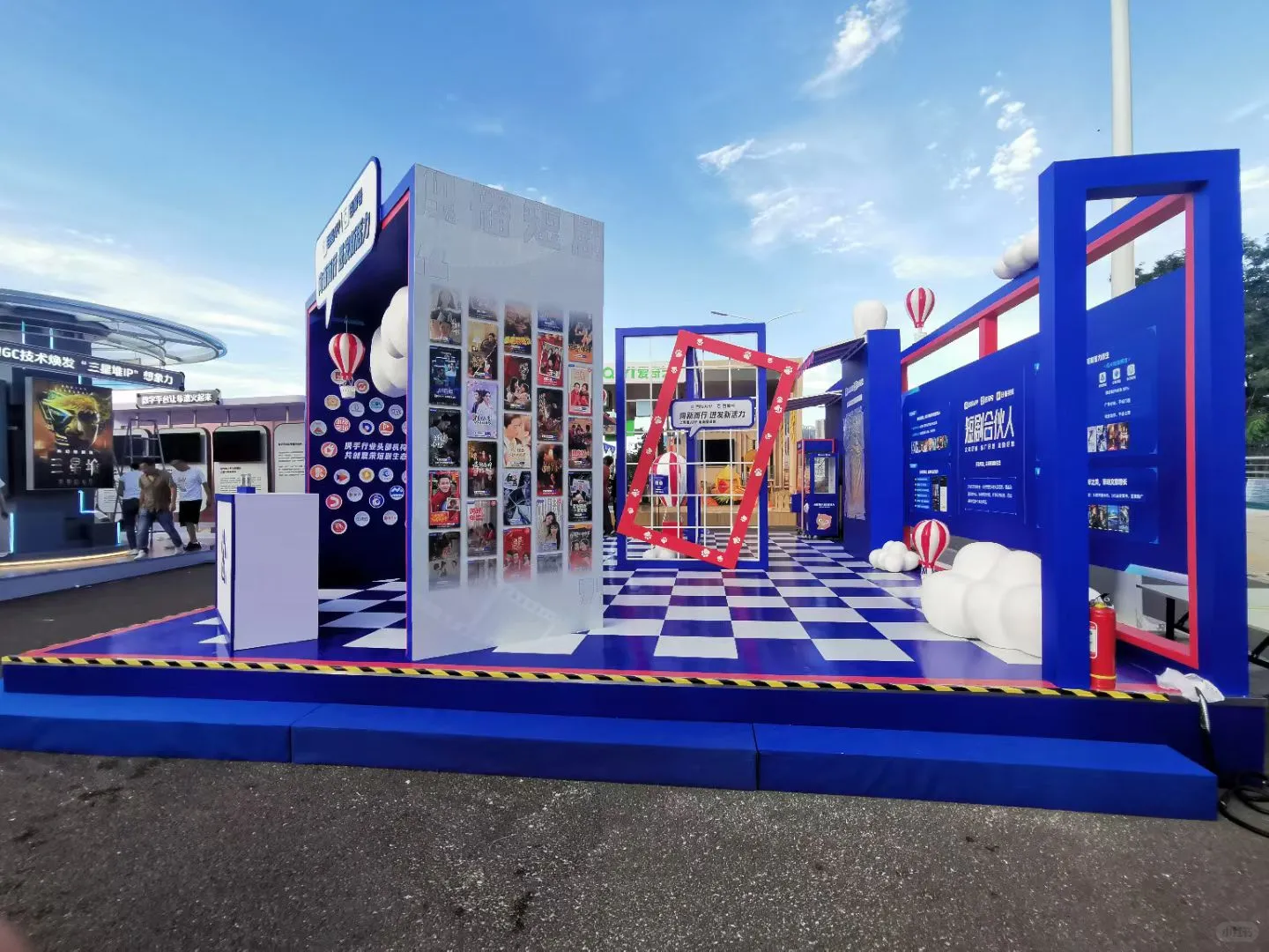 马路上的展览，你说惨不惨