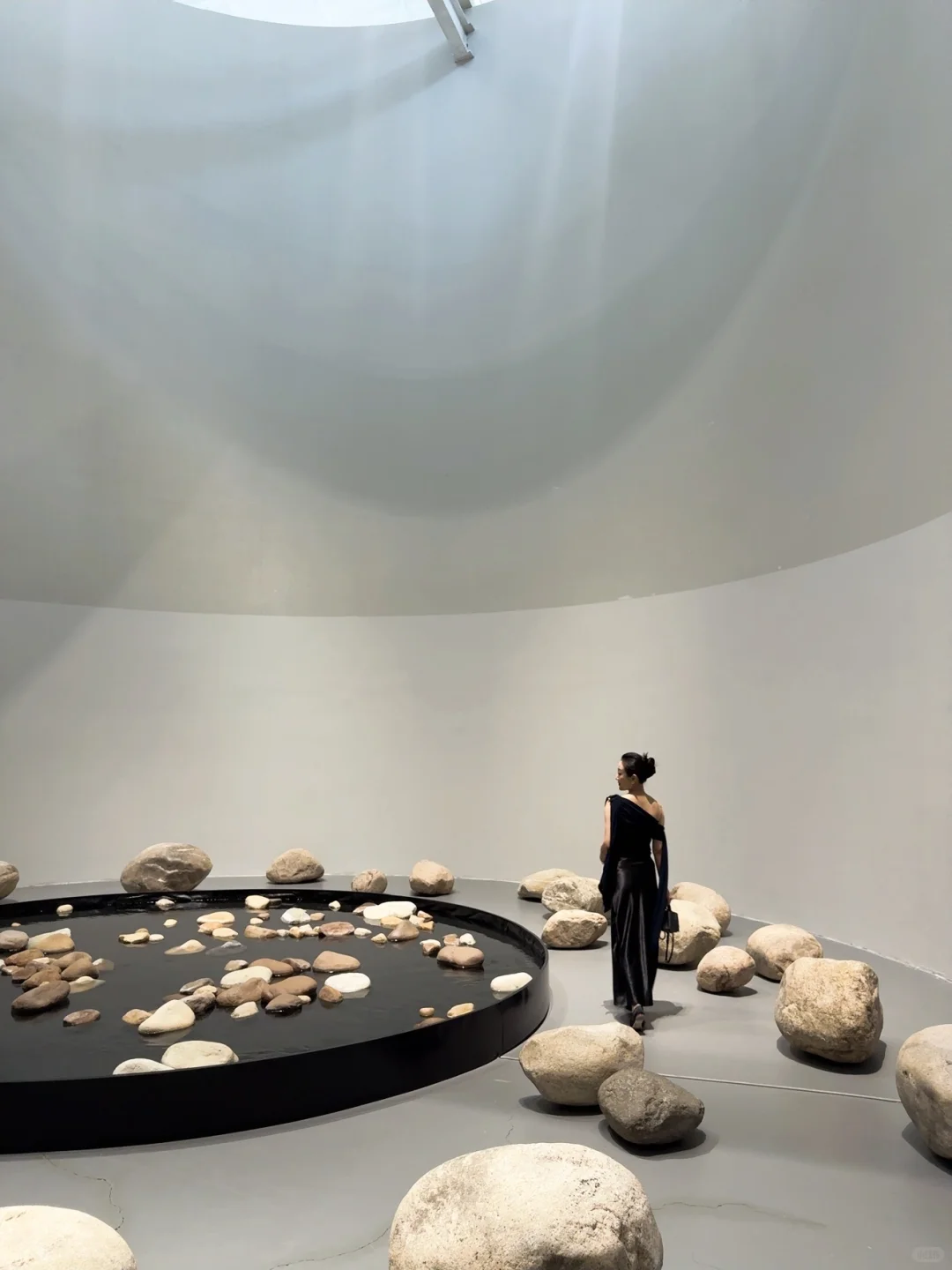 36w孕晚期带崽看展穿搭?重美术馆太好拍了