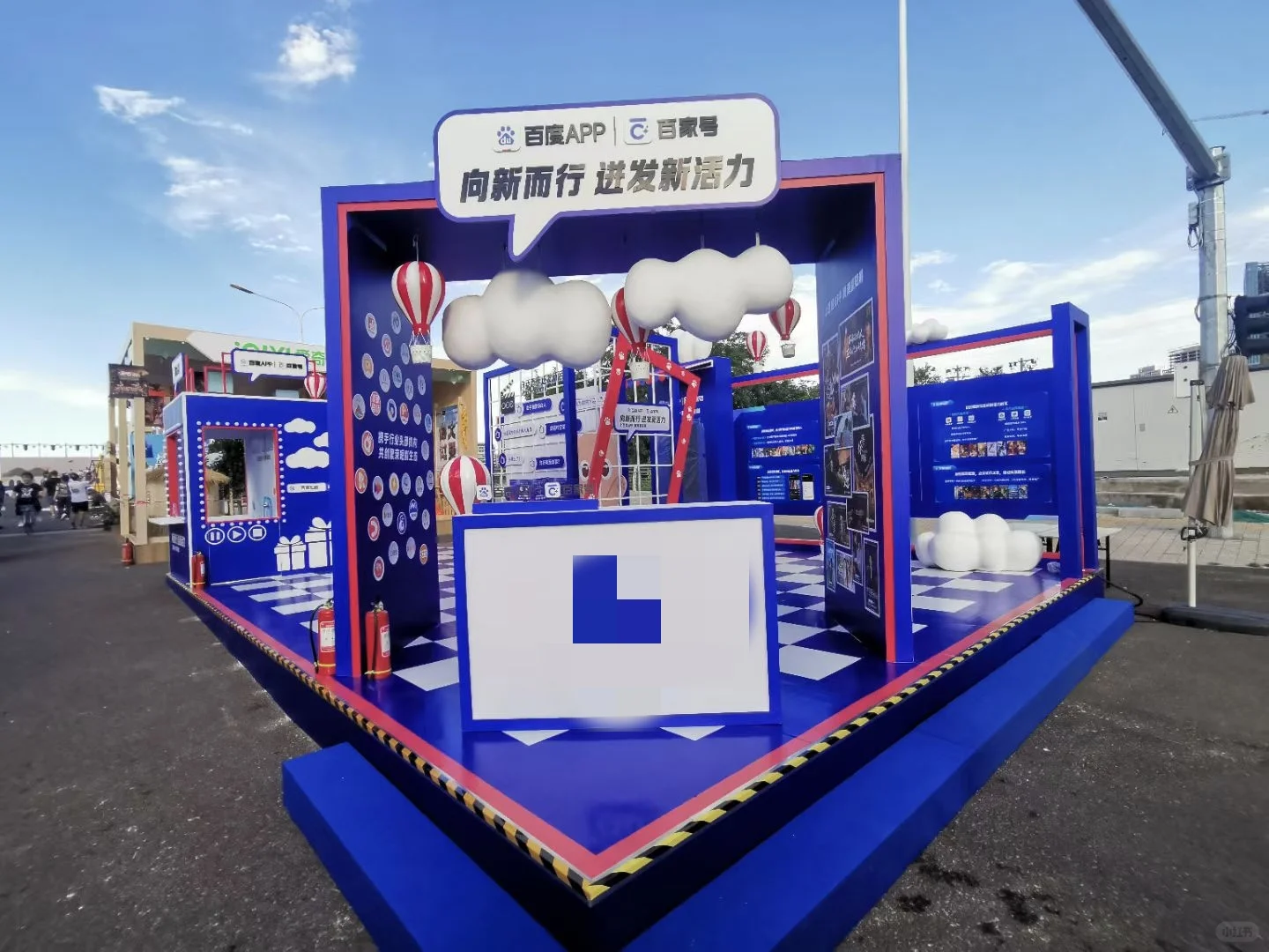 马路上的展览，你说惨不惨