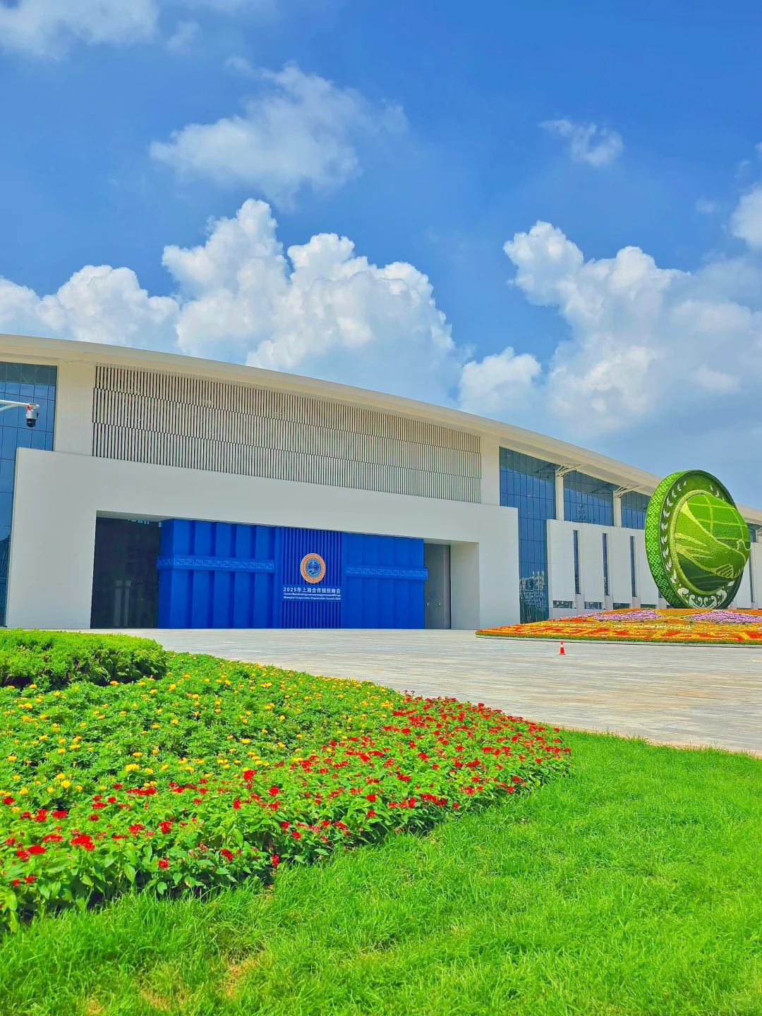 上合峰会?穿粉西装那个女主持